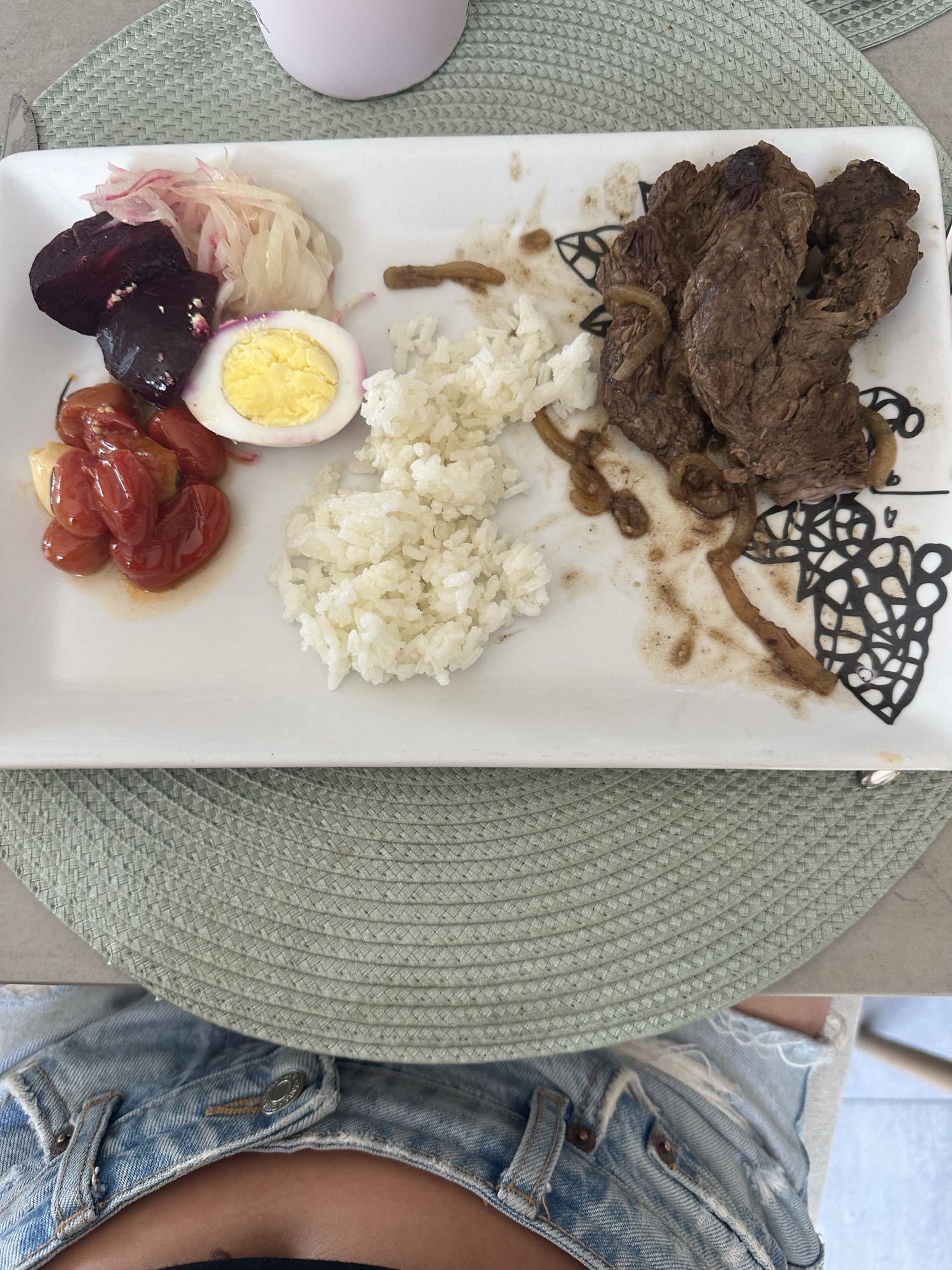 Plato con carne y arroz