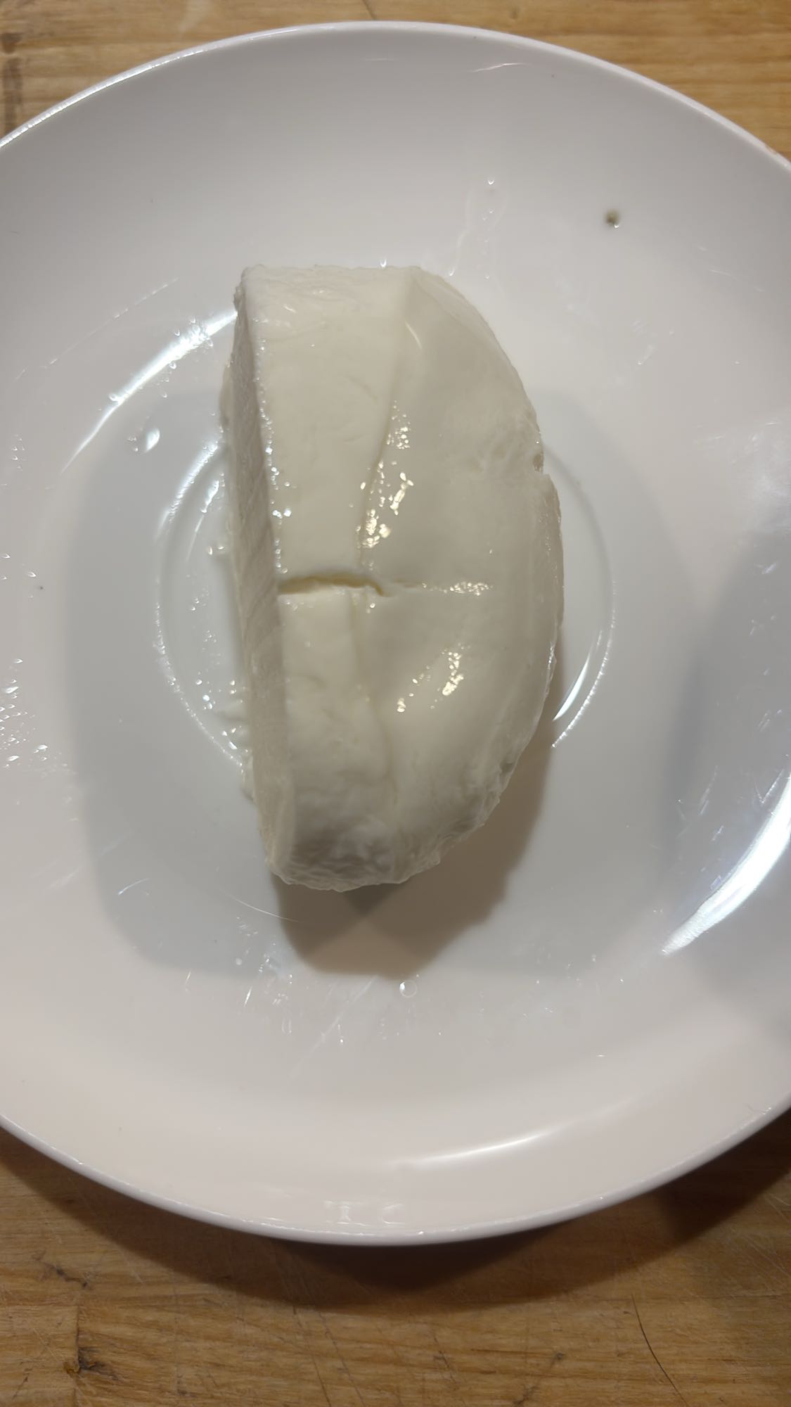 Mozzarella na talerzu