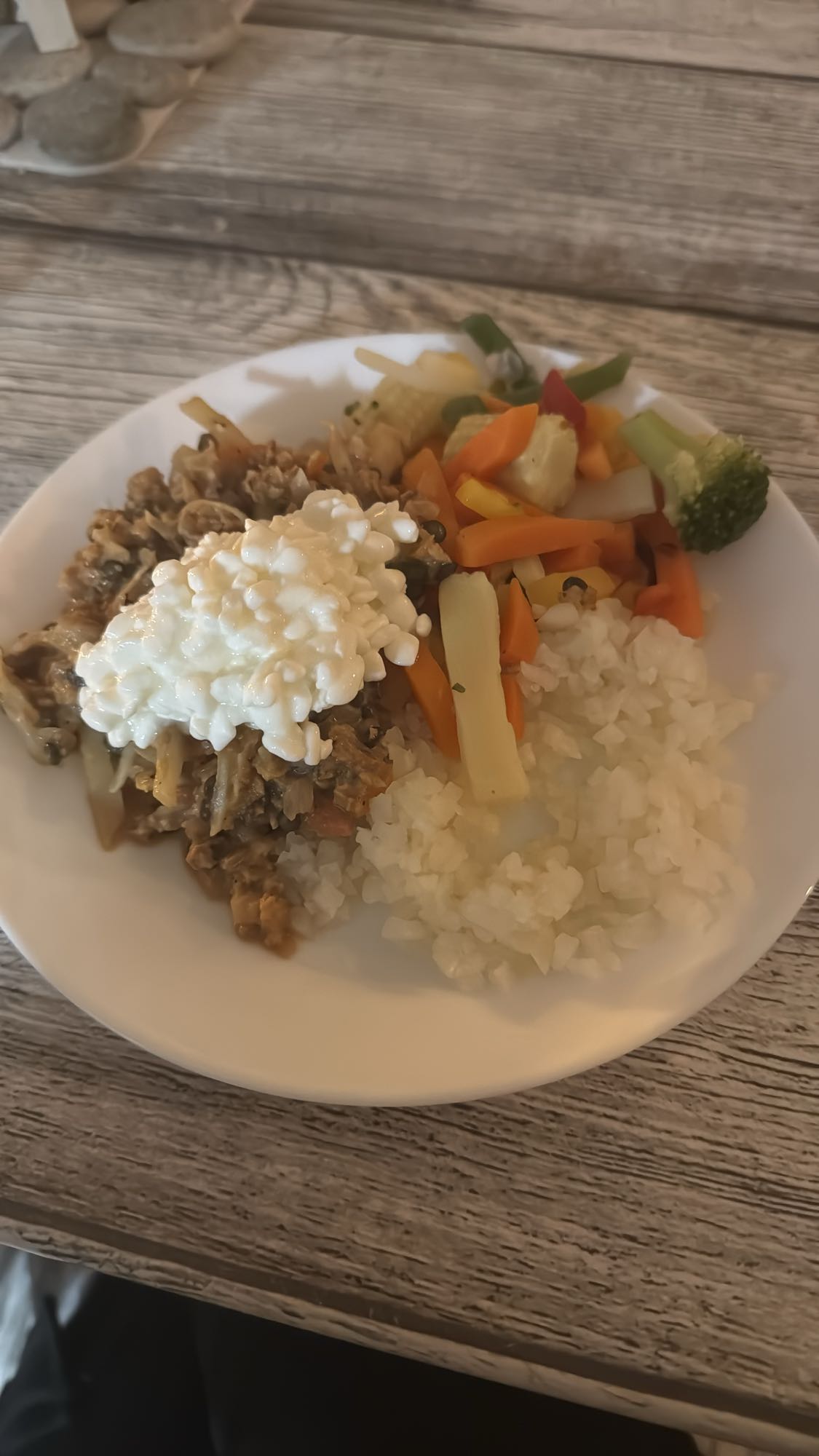 Grönsaker med blomkålsris och keso