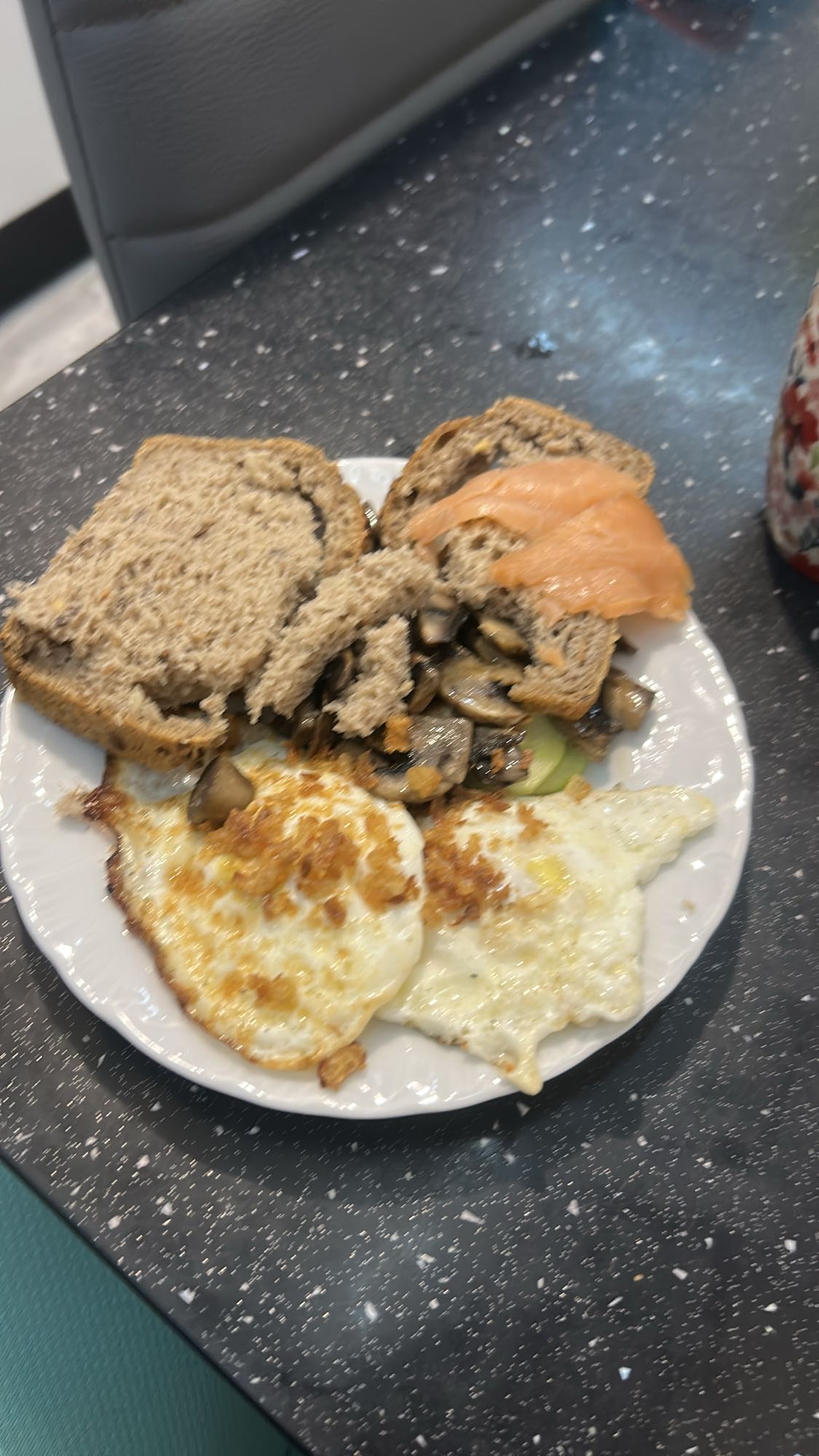 Jajka z łososiem i grzybami