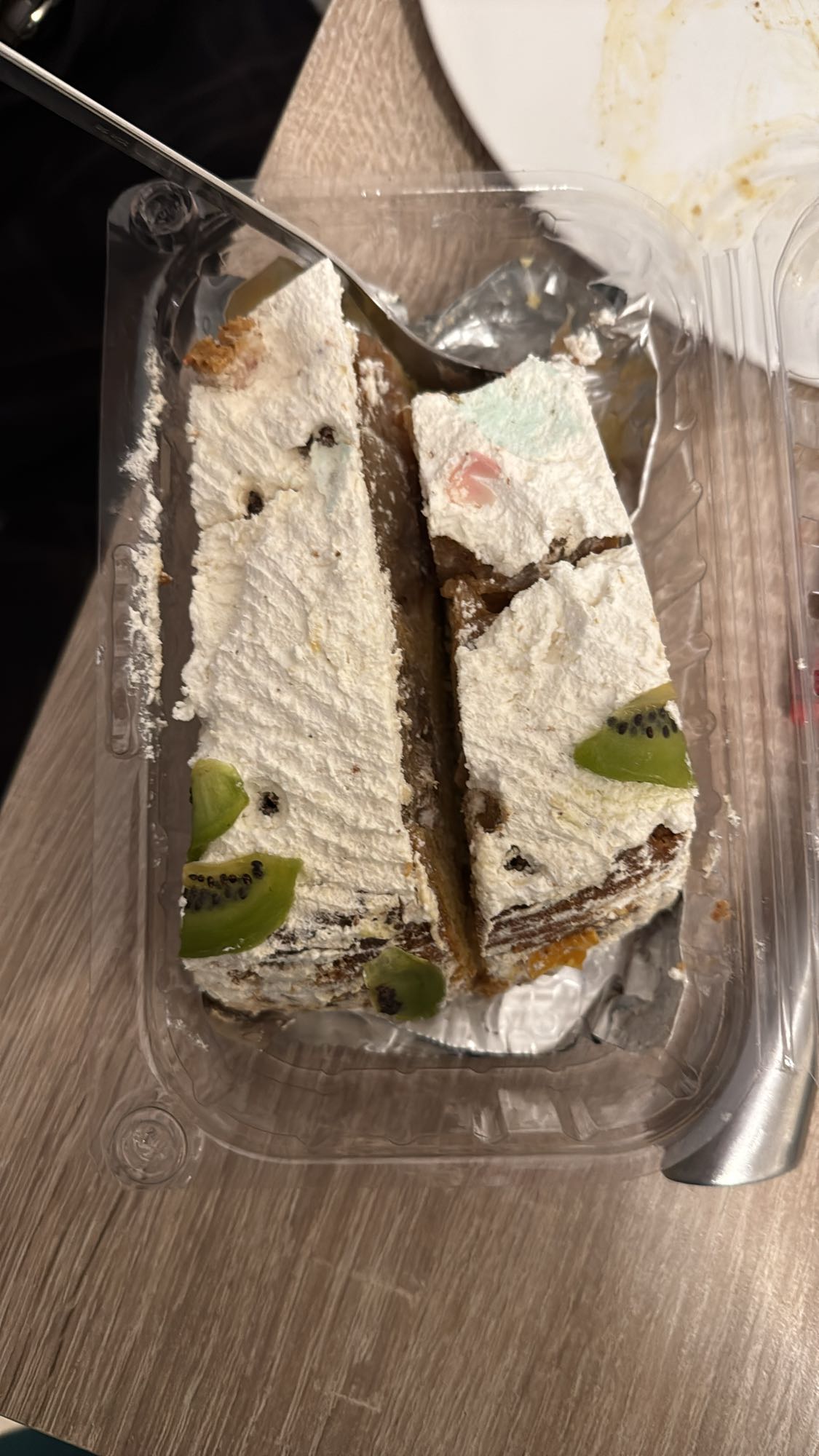 Prăjitură cu frișcă și fructe