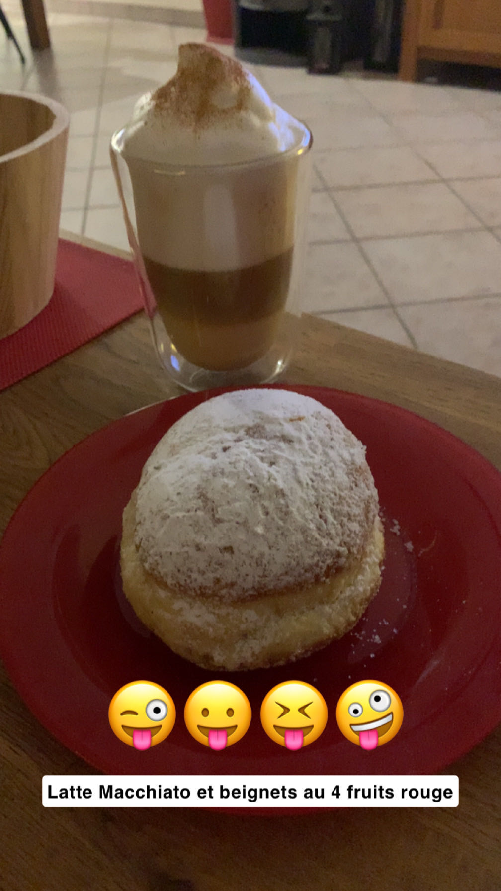 Latte et beignet fruits