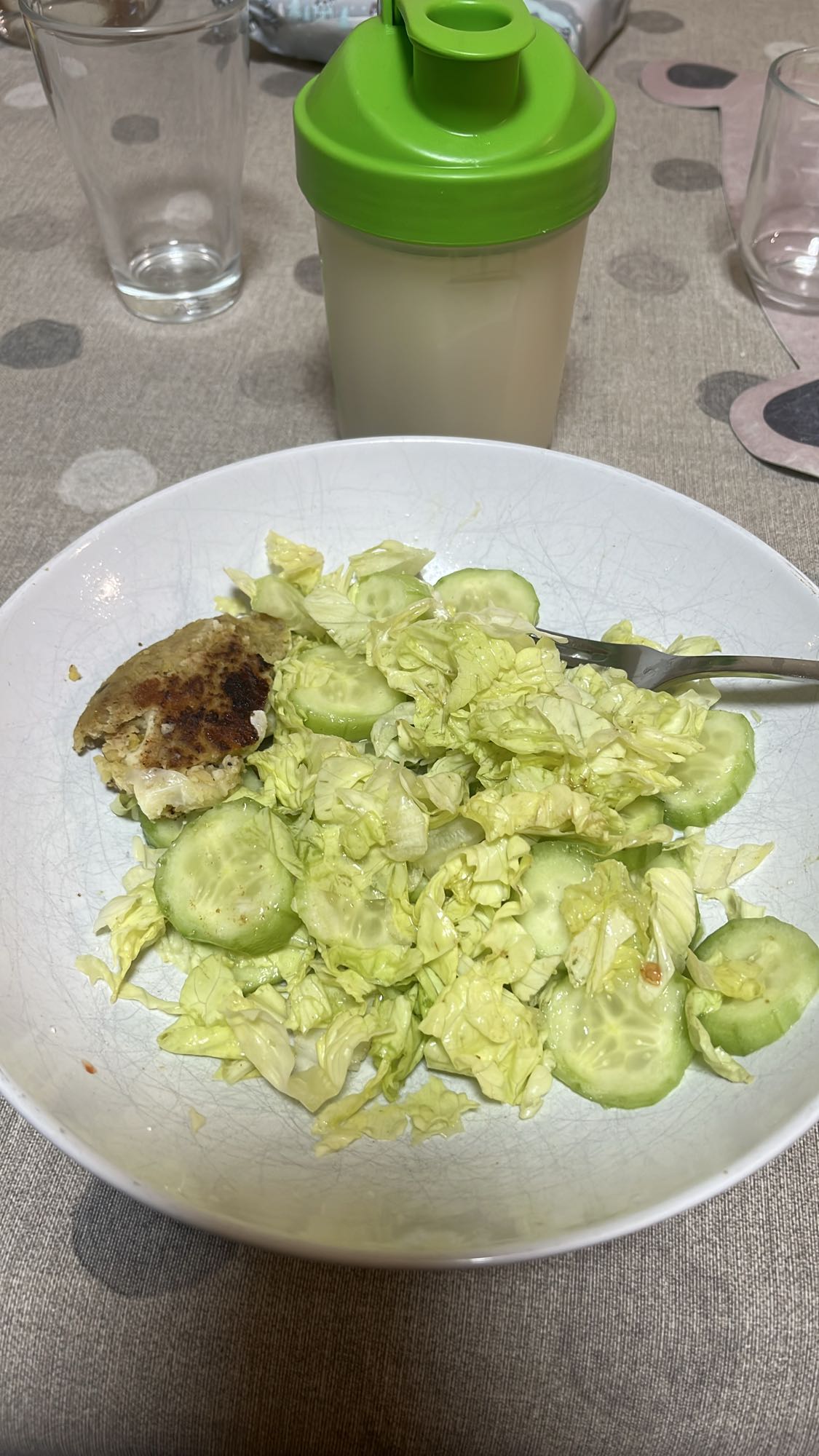ensalada con hamburguesa y batido