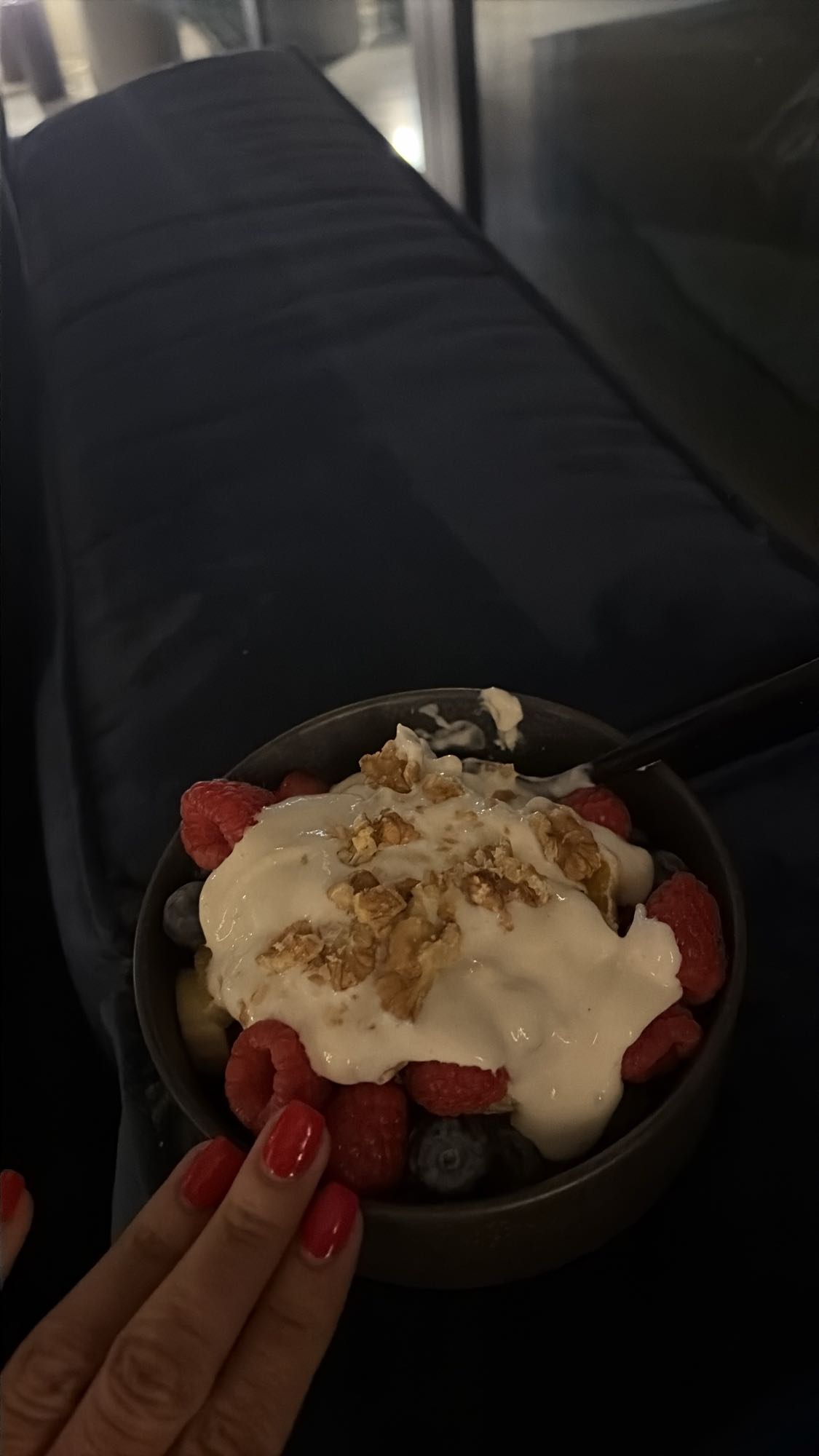 Jogurt z owocami i granolą