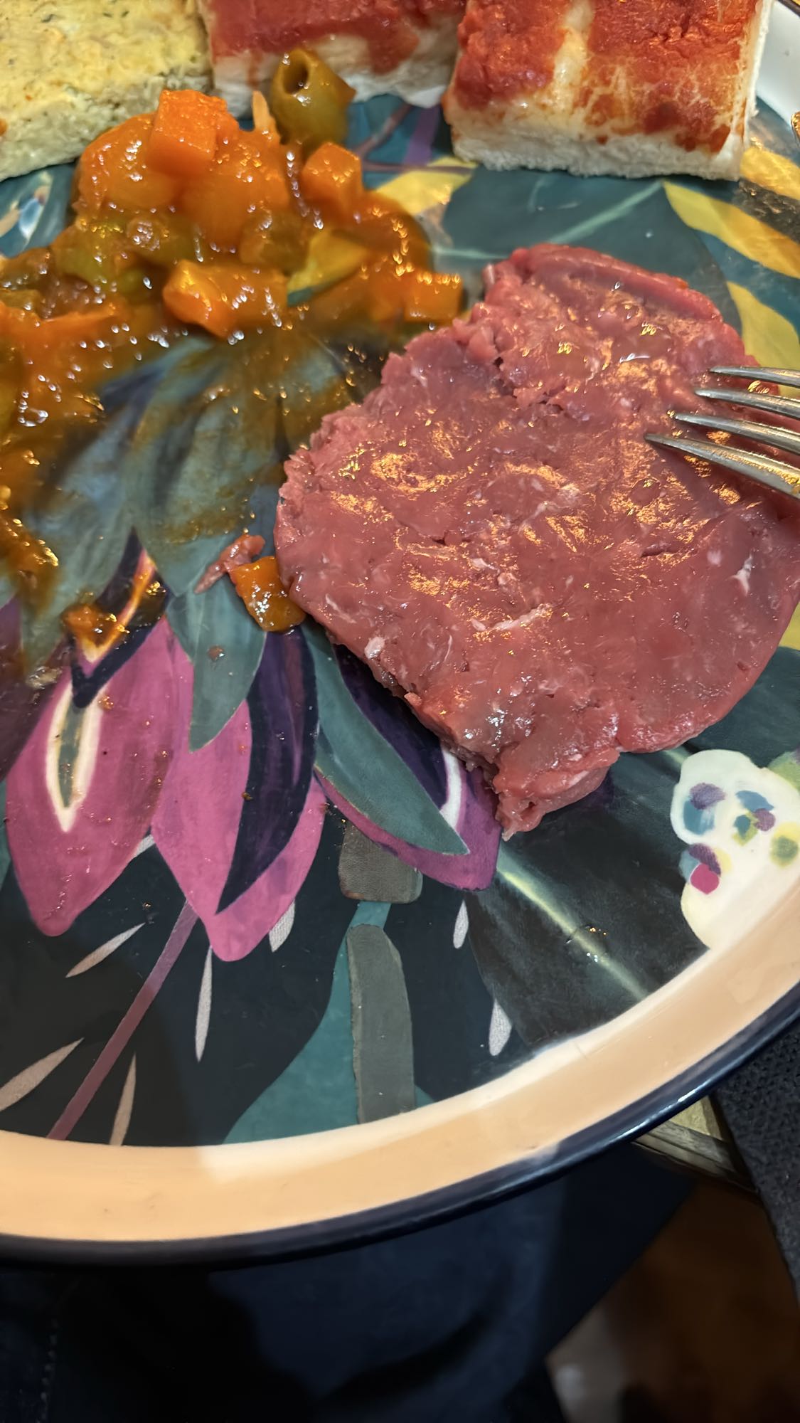 Çiğ etli ve sebzeli tabak