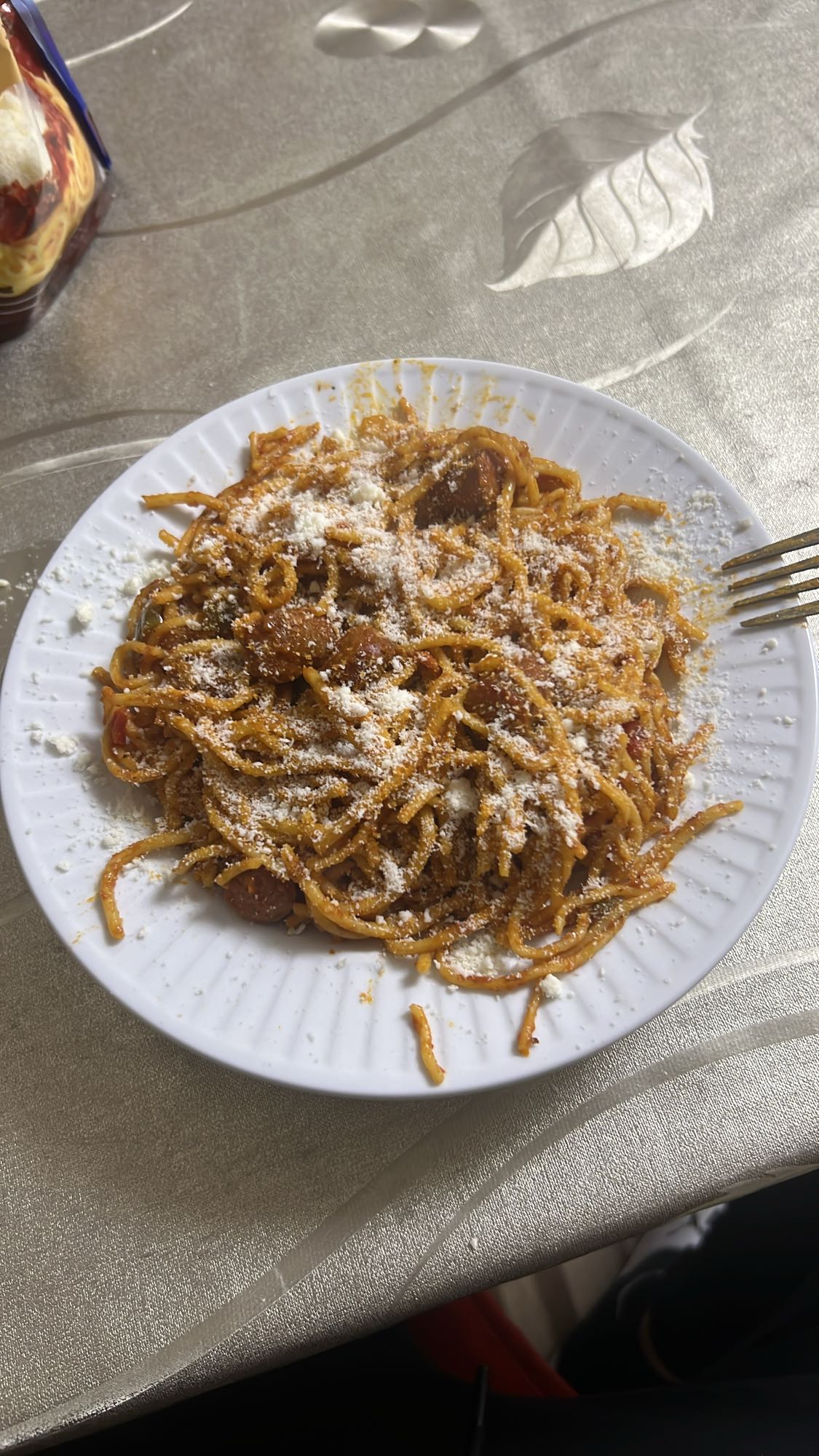 Spaghete cu cârnați și parmezan