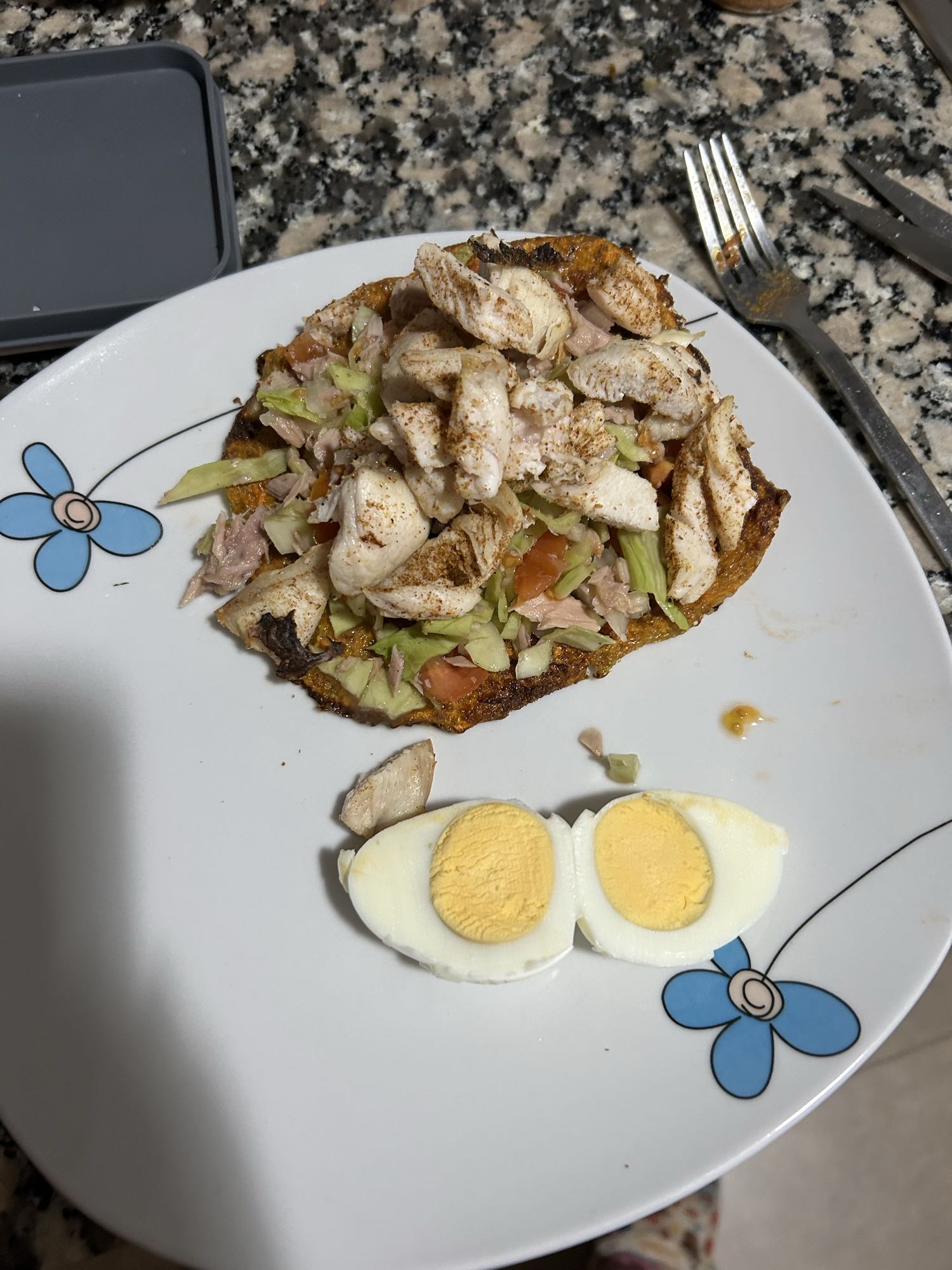 Wrap casero de zanahoria y huevo con atún y vegetales