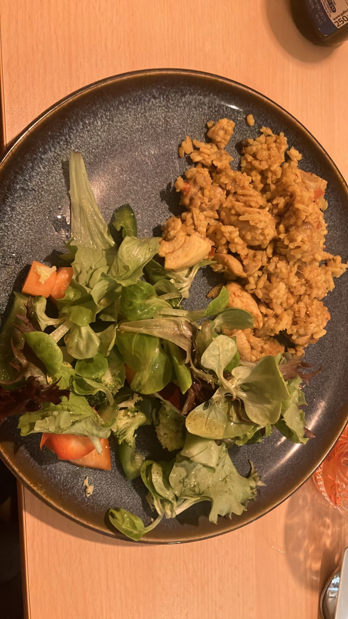 Arroz com frango e salada