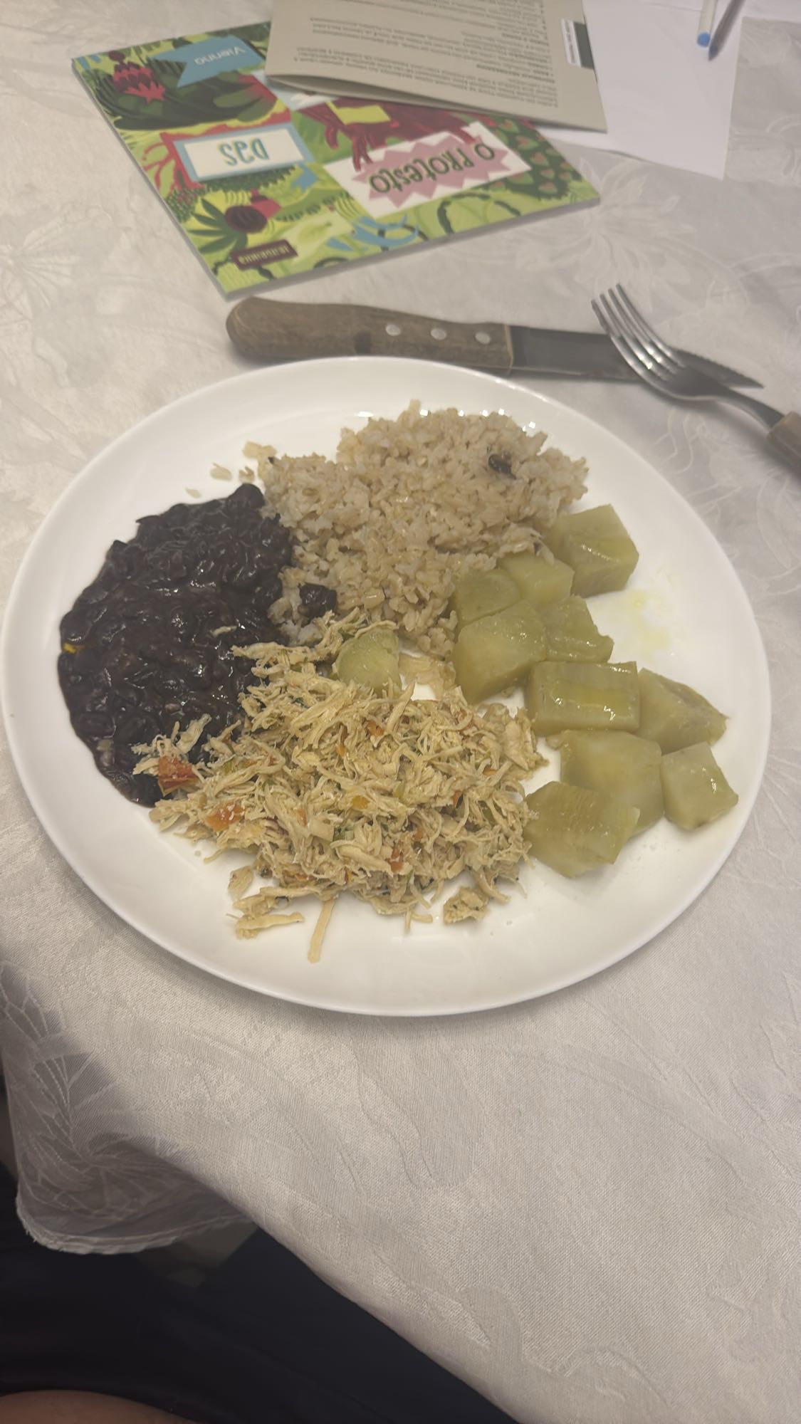 Frango com arroz e legumes