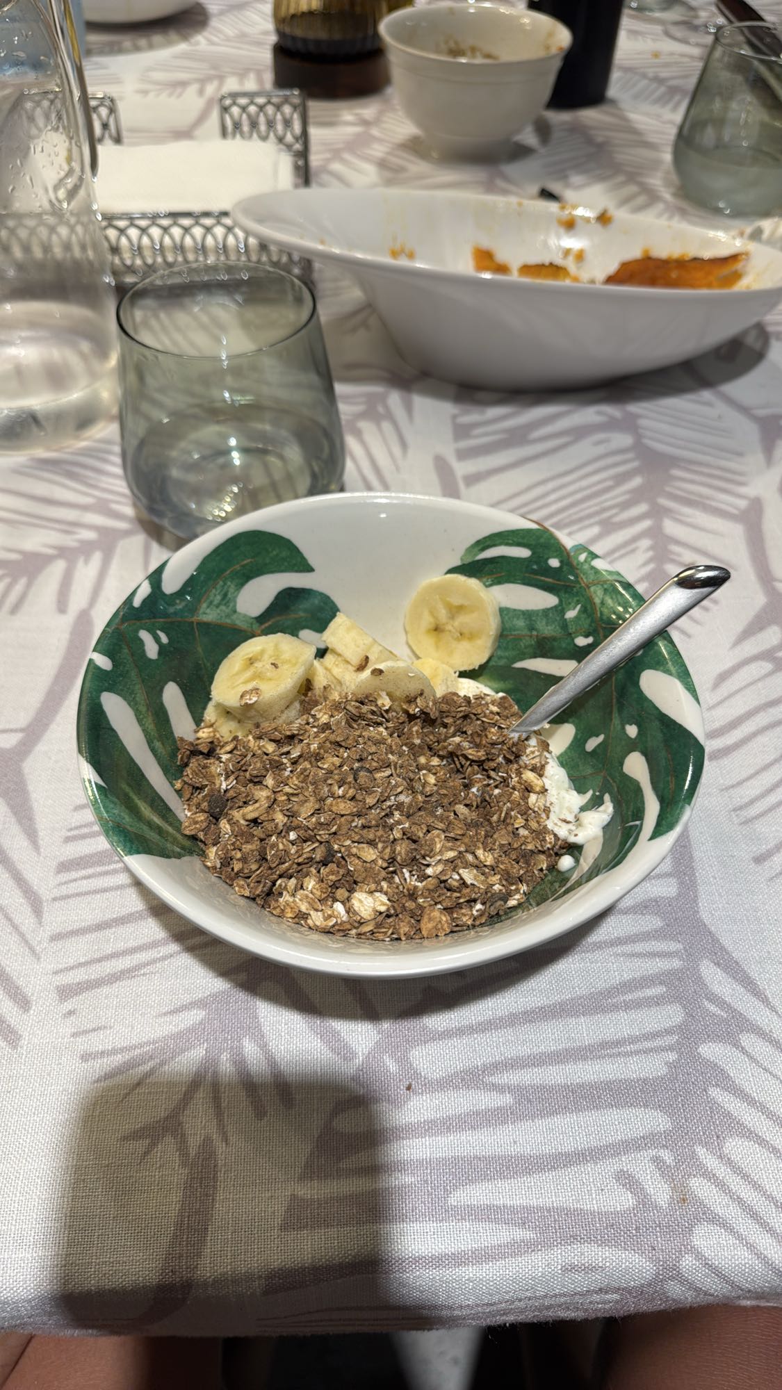 yogur con granola y plátano