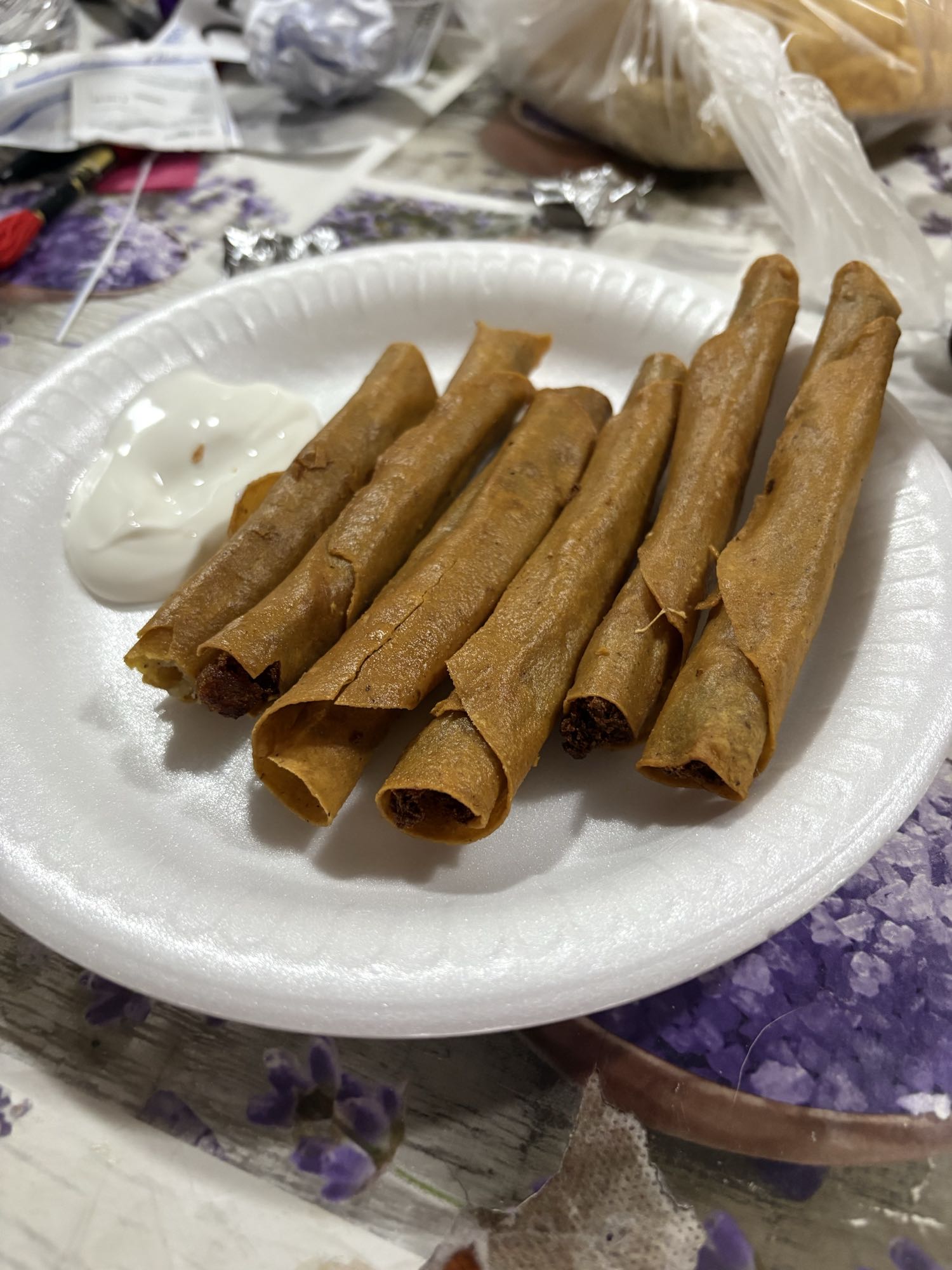 Flautas de carne con crema