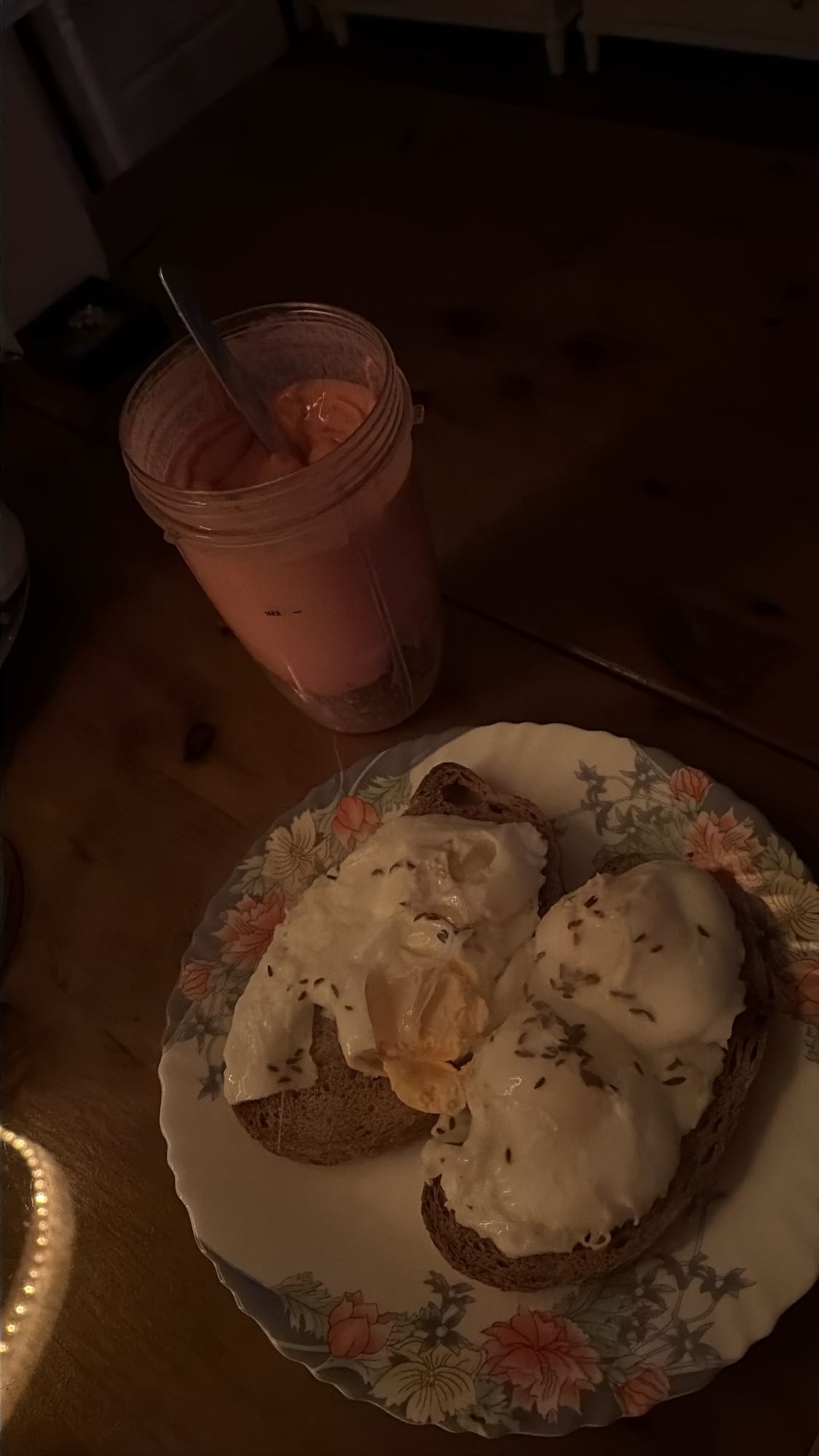 Masă post antrenament cu ouă ochiuri și smoothie proteic