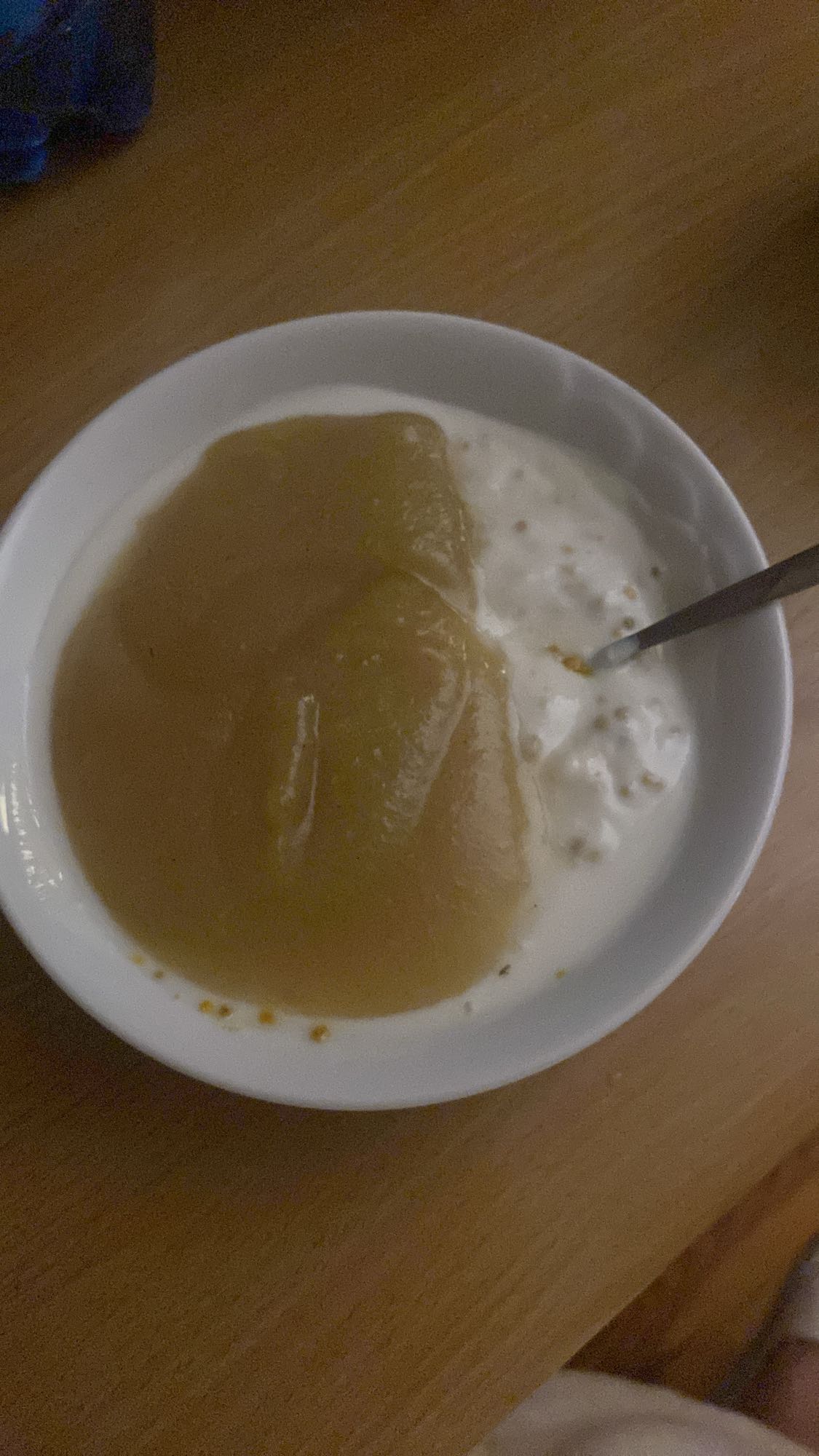 Jogurt z musem jabłkowym