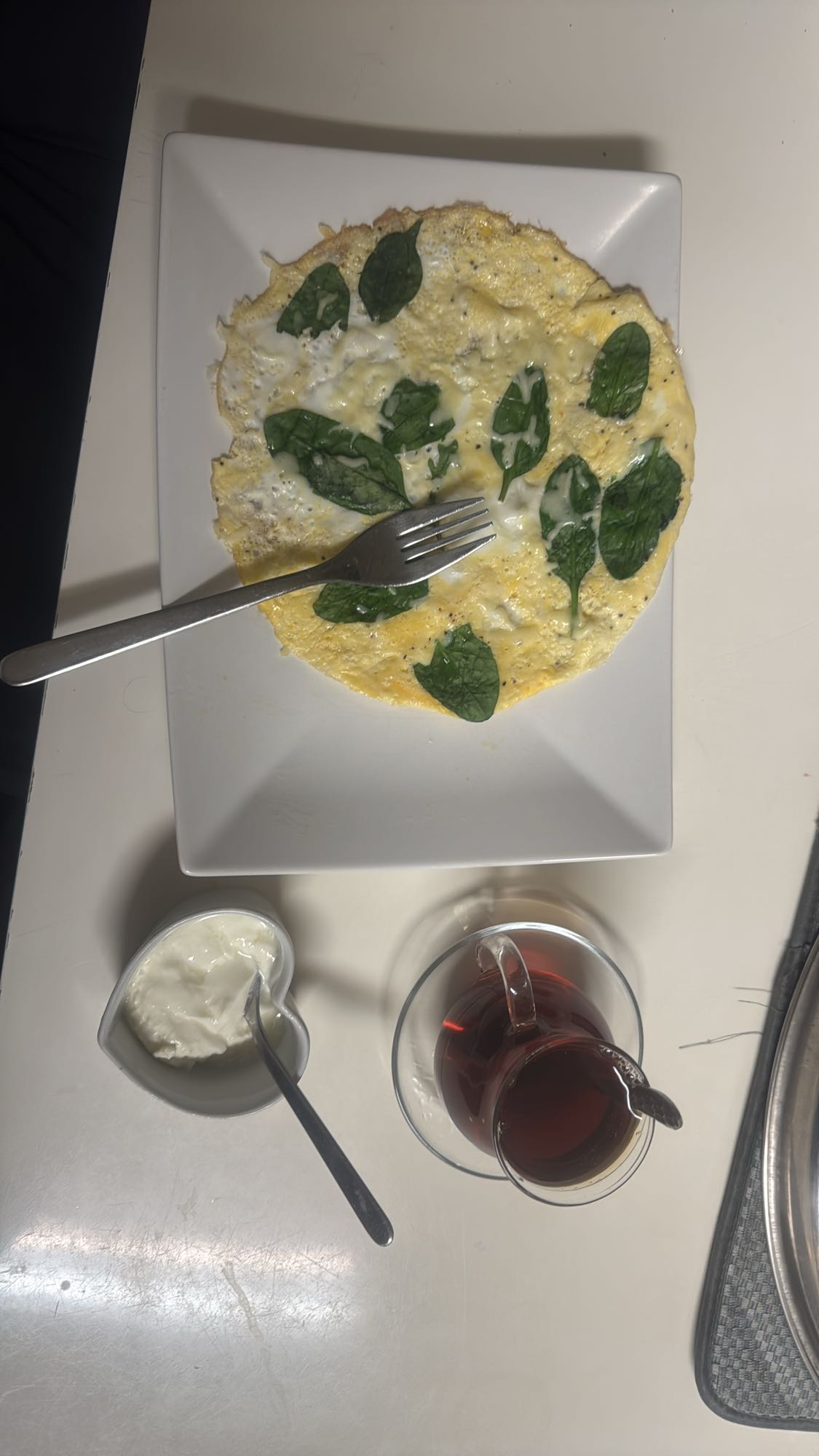 Omelett med spenat och te