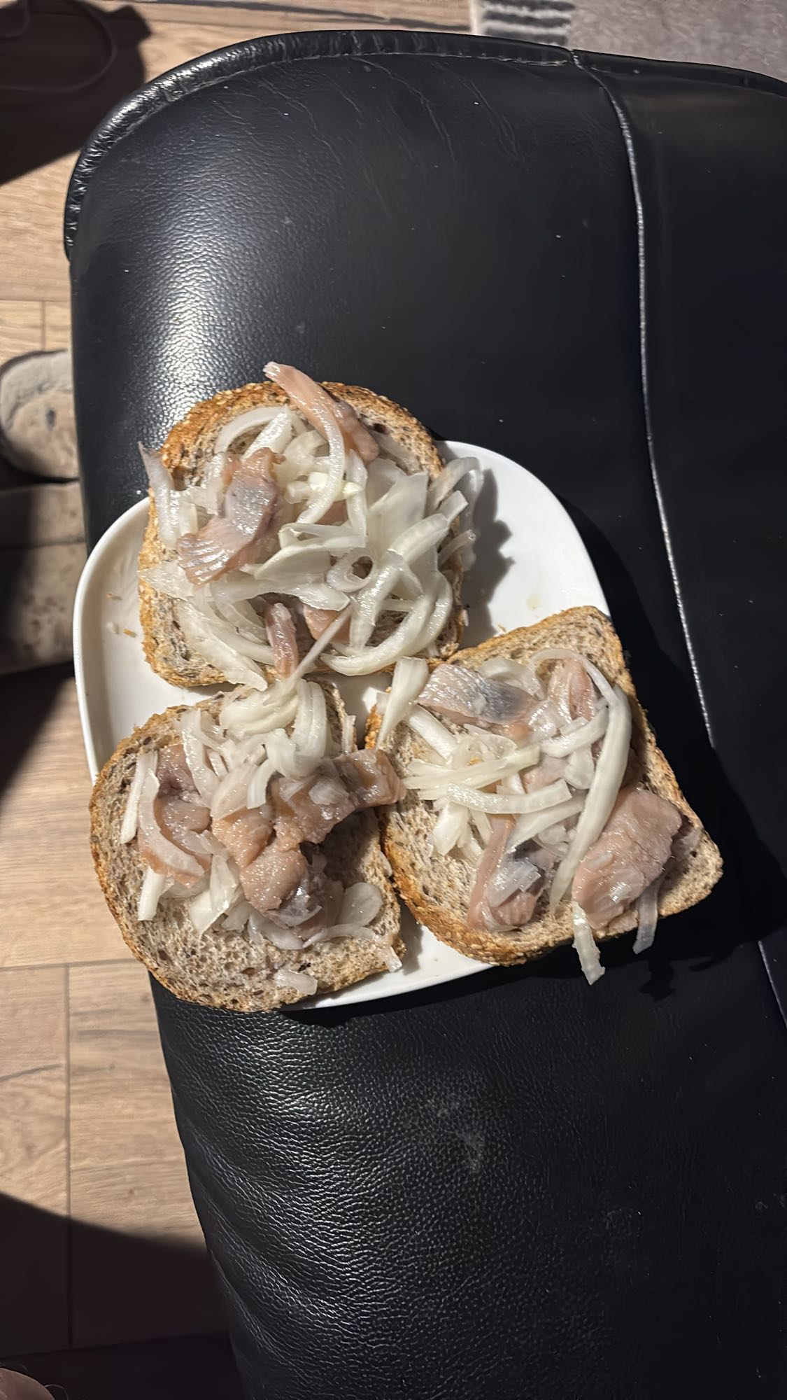 Sildesmørbrød med løk
