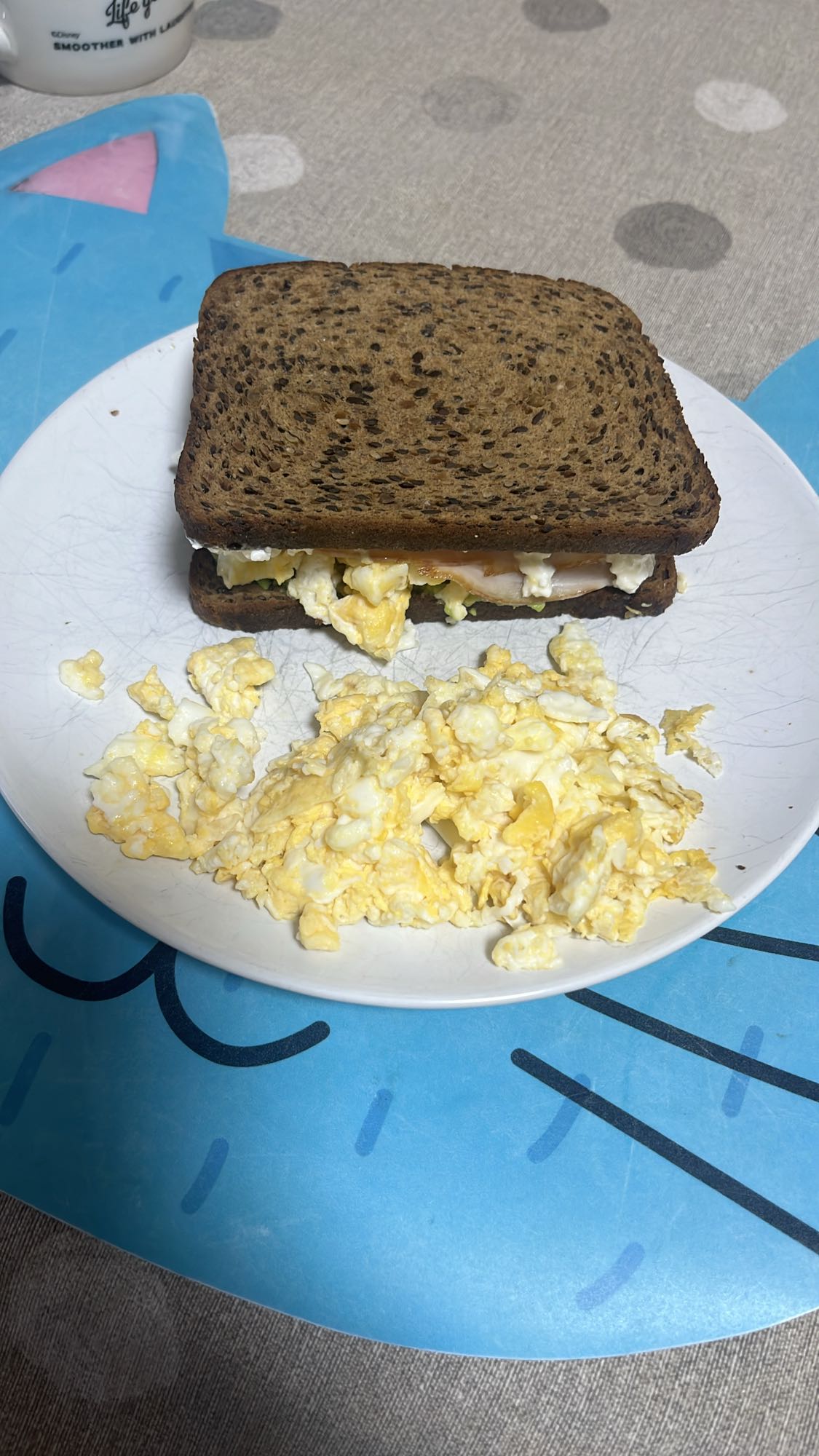Sándwich proteico con huevo y café