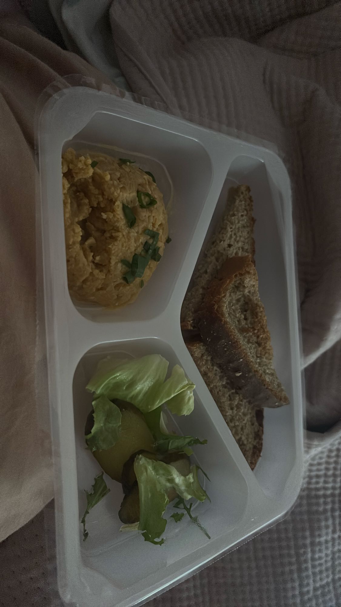 Hummus z chlebem i sałatą