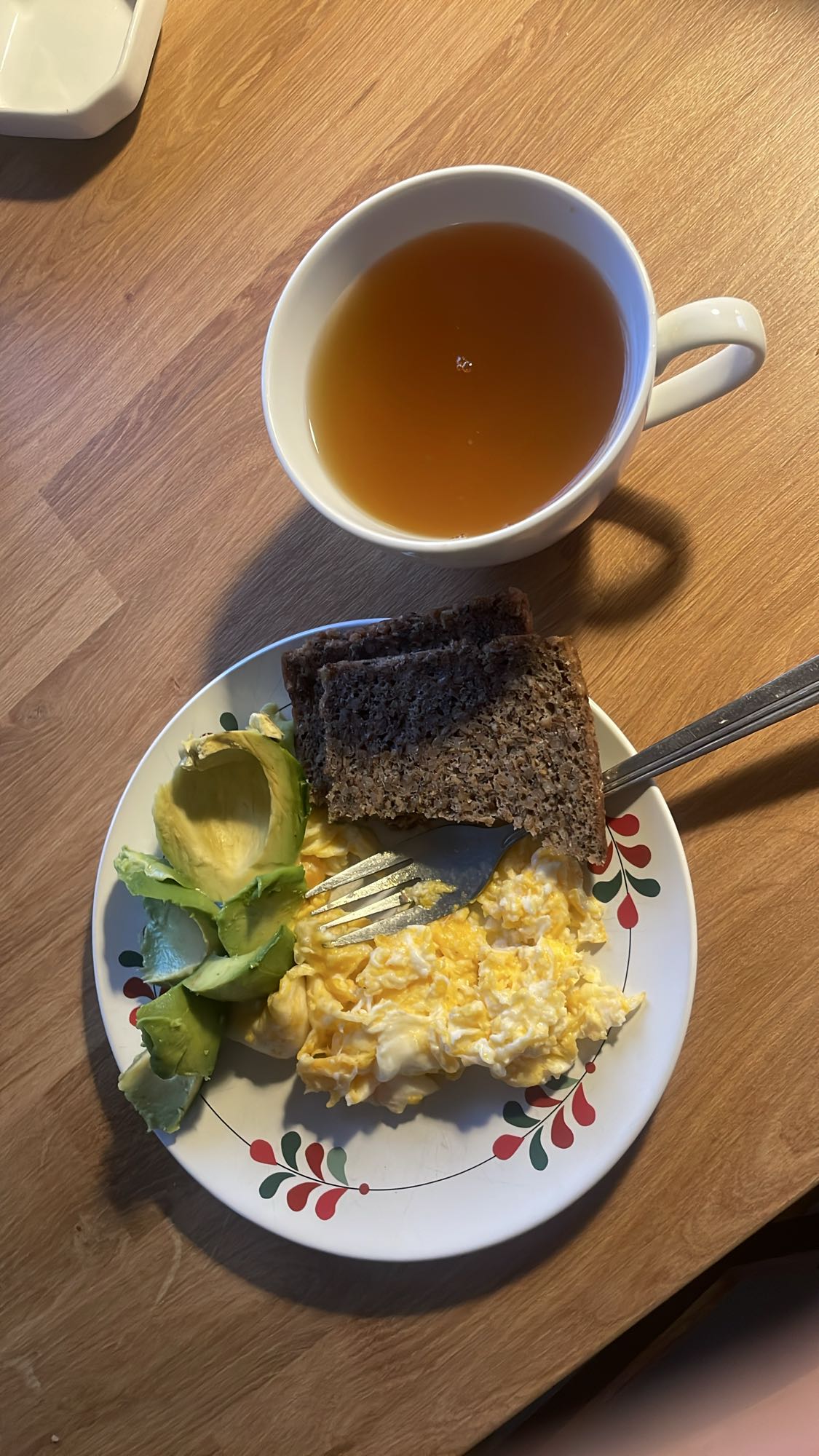 Jajecznica z awokado i chlebem