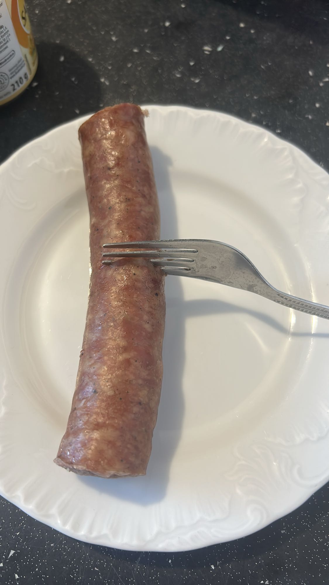 kiełbasa na talerzu