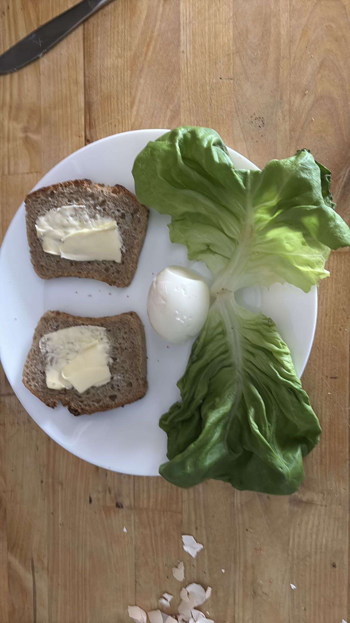 Jajko, chleb, masło, sałata i warzywa