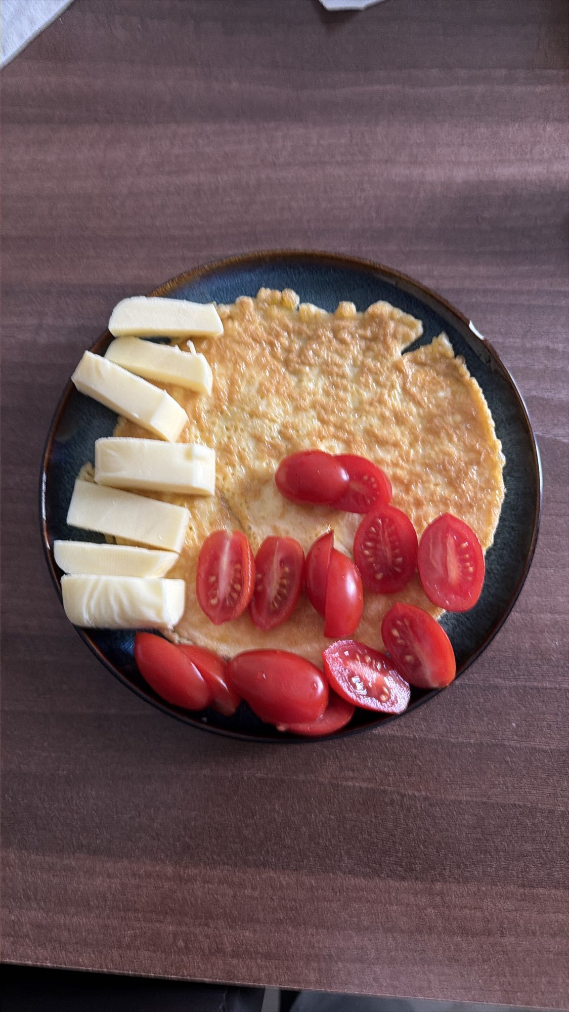 Omletă cu roșii și brânză