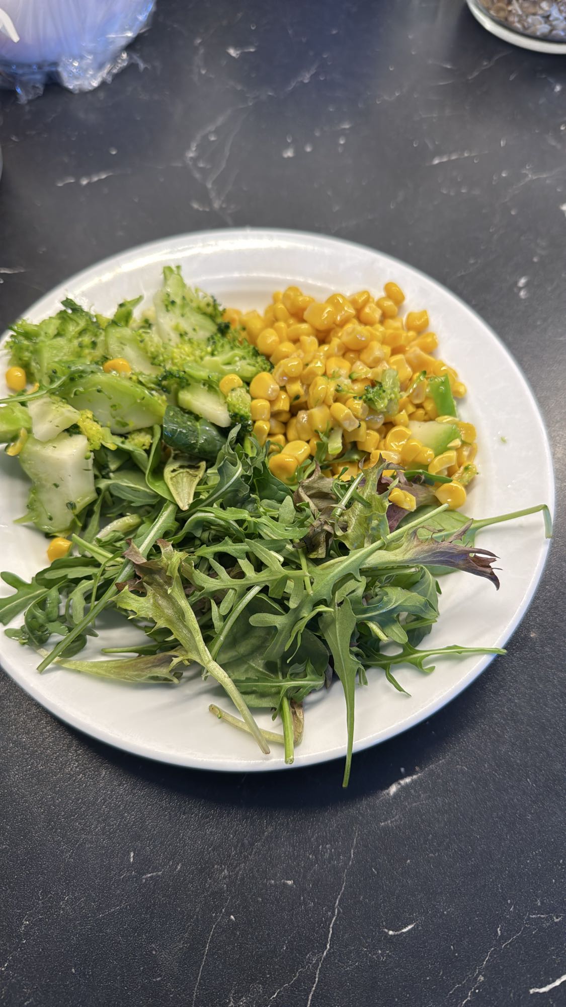 Grönsaksallad med majs