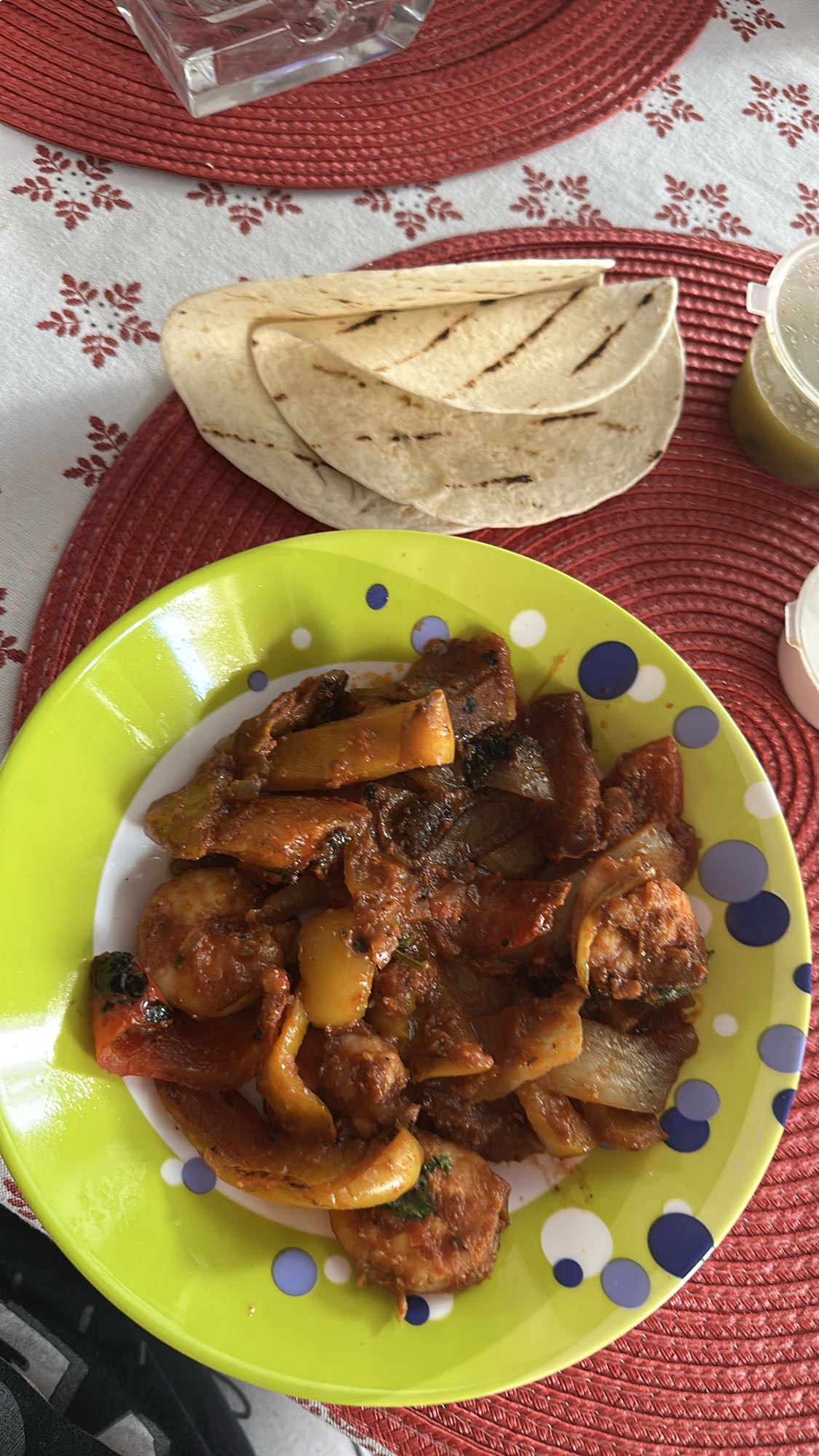 Tocană cu legume și tortilla