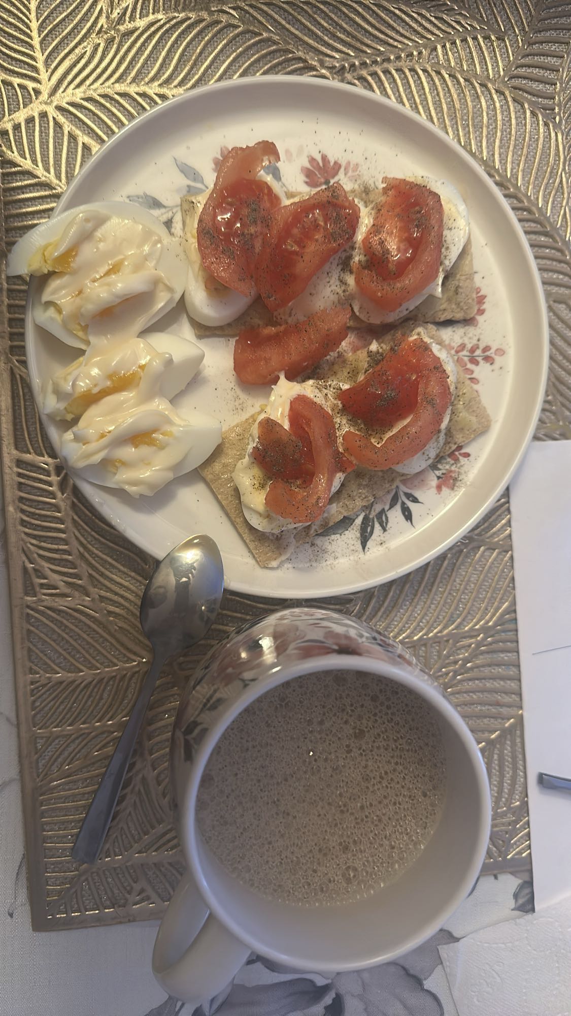 Jajka i chrupkie kanapki