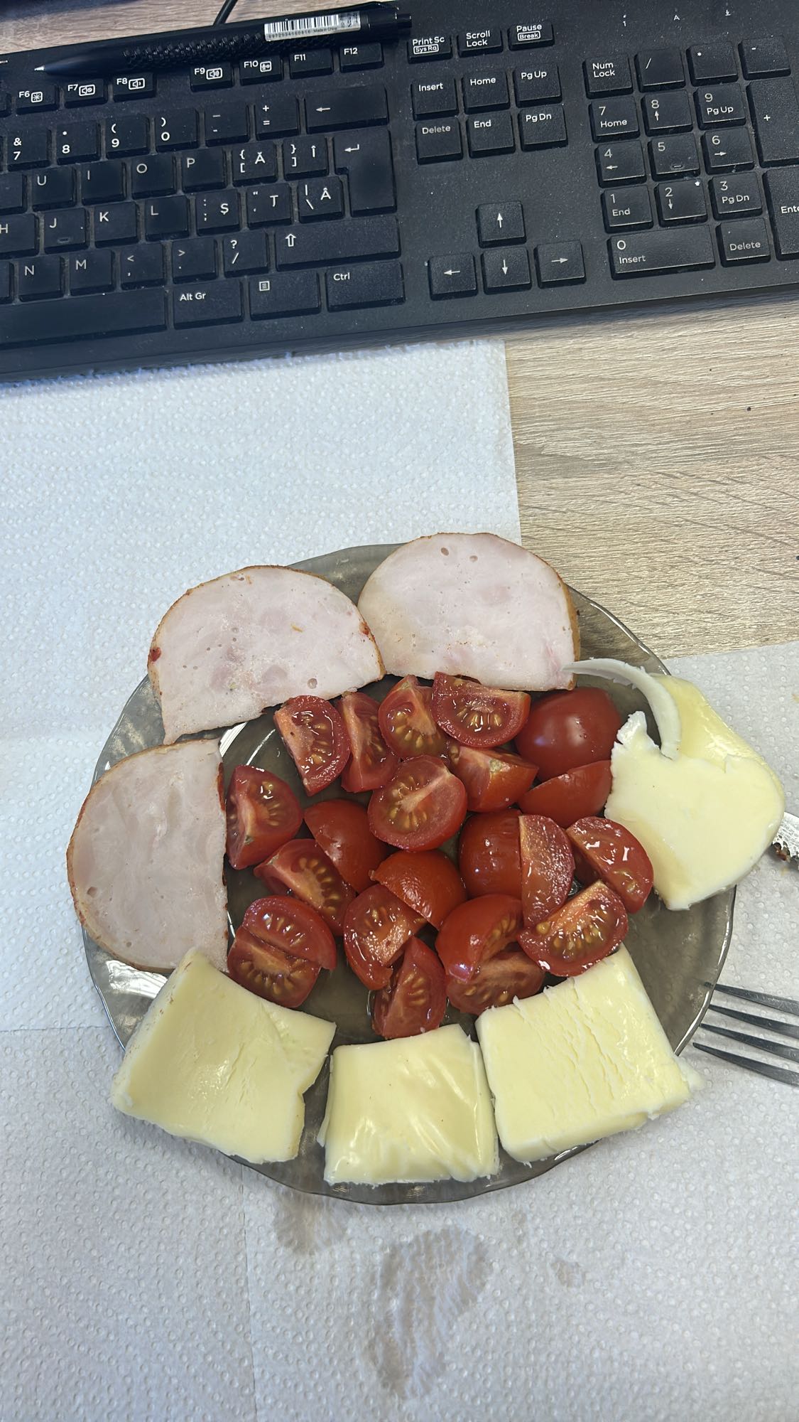Mic dejun cu roșii, cașcaval și șuncă