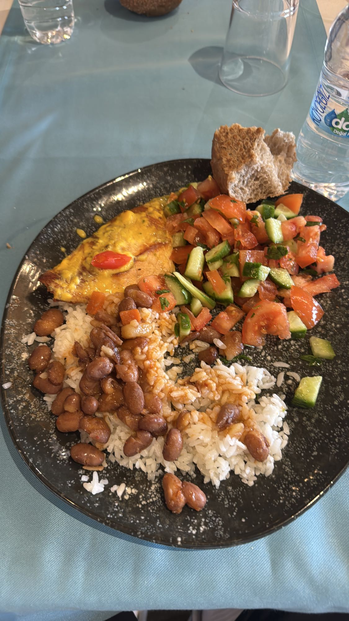 Омлет с фасолью и салатом