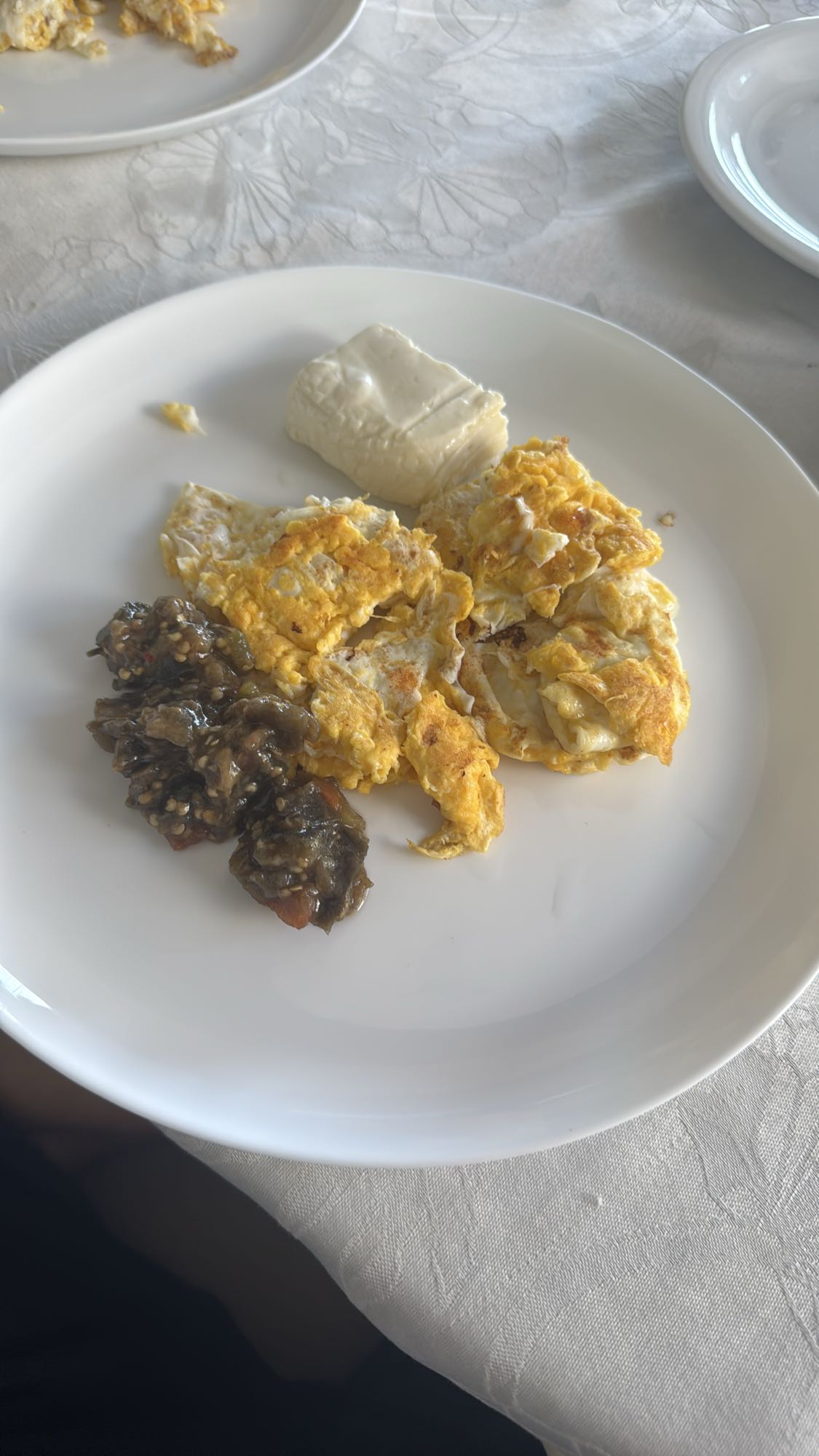 Ovos com queijo e berinjela