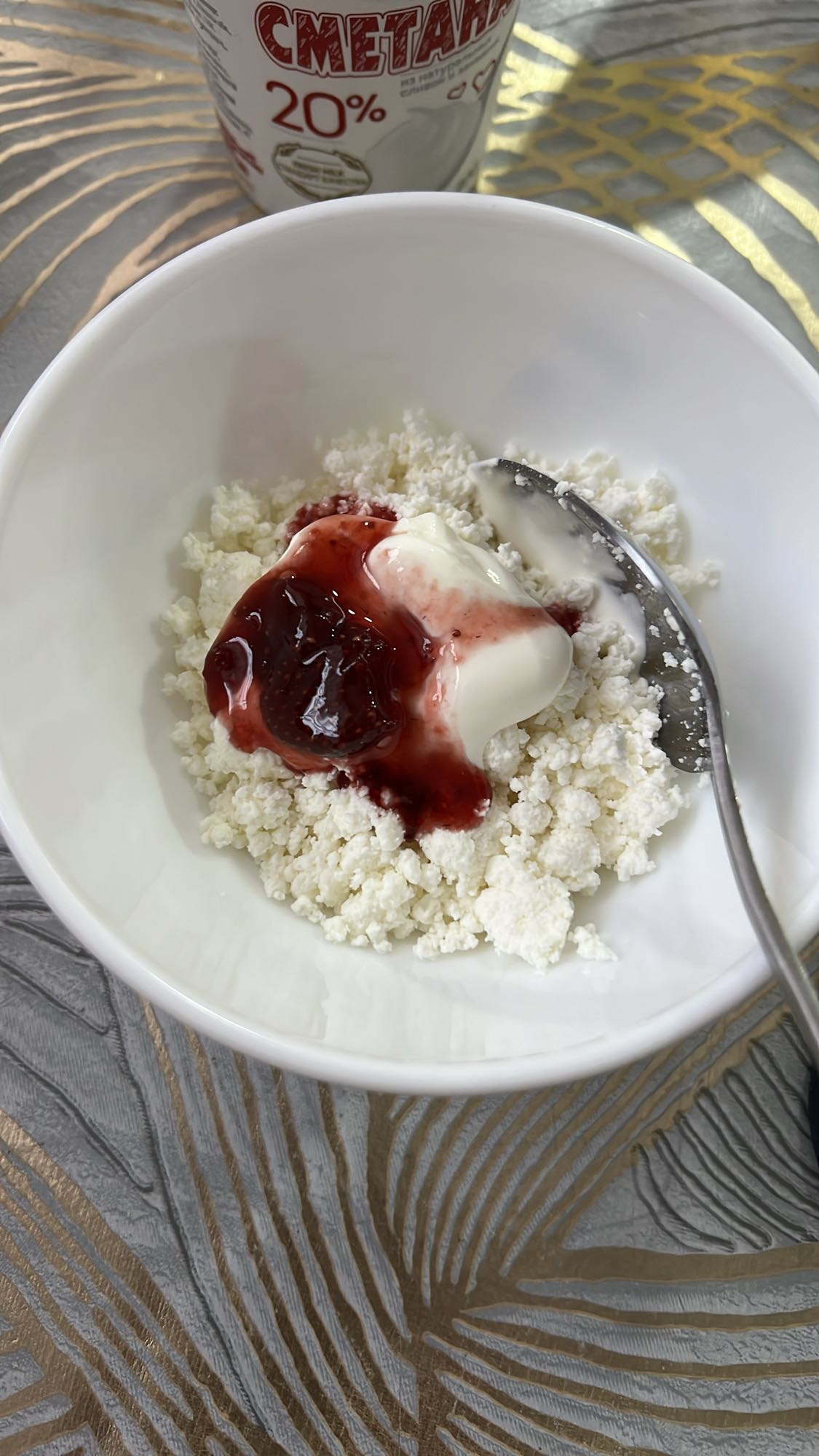 творог со сметаной и вареньем
