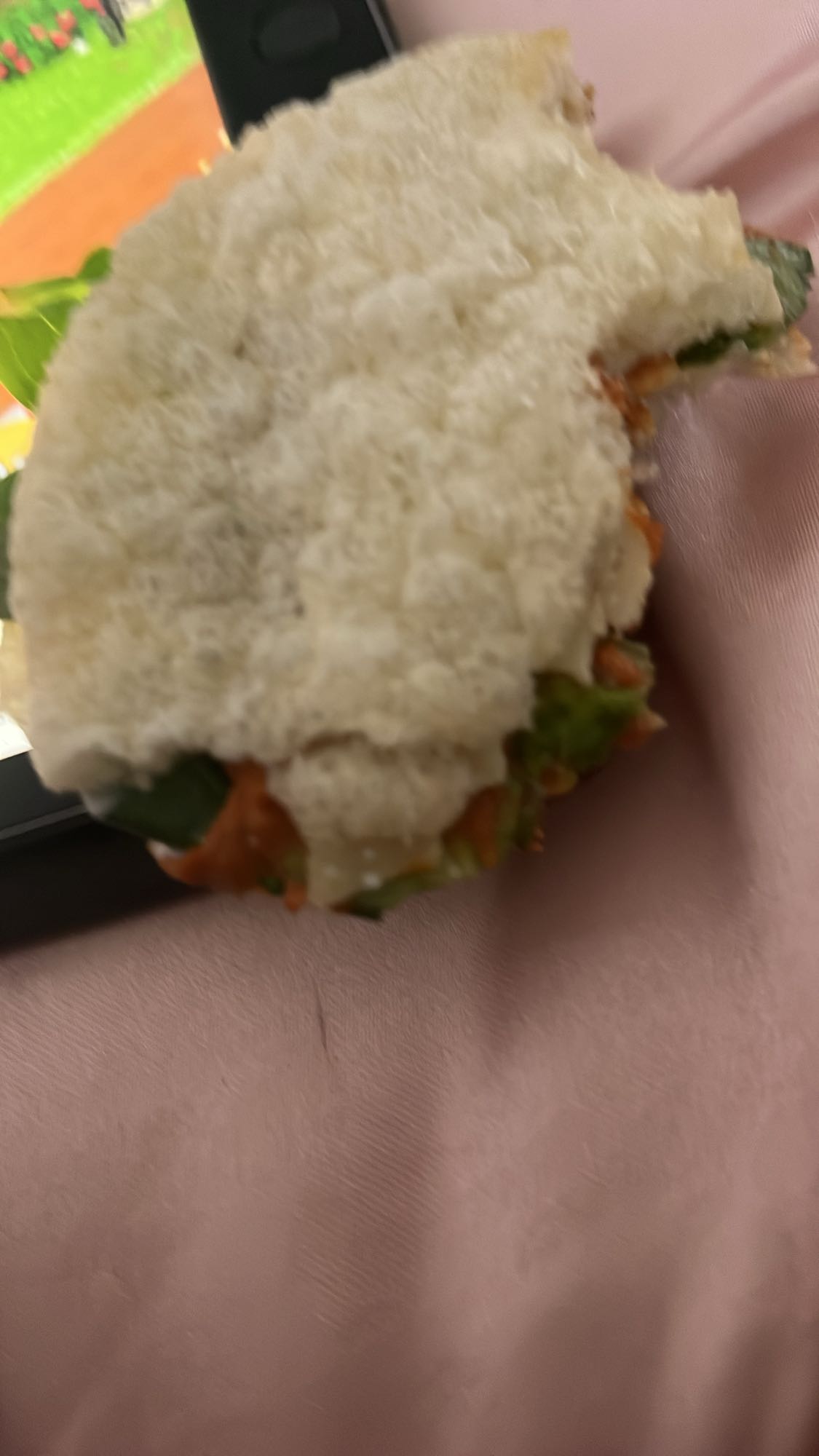 wit broodje met groente