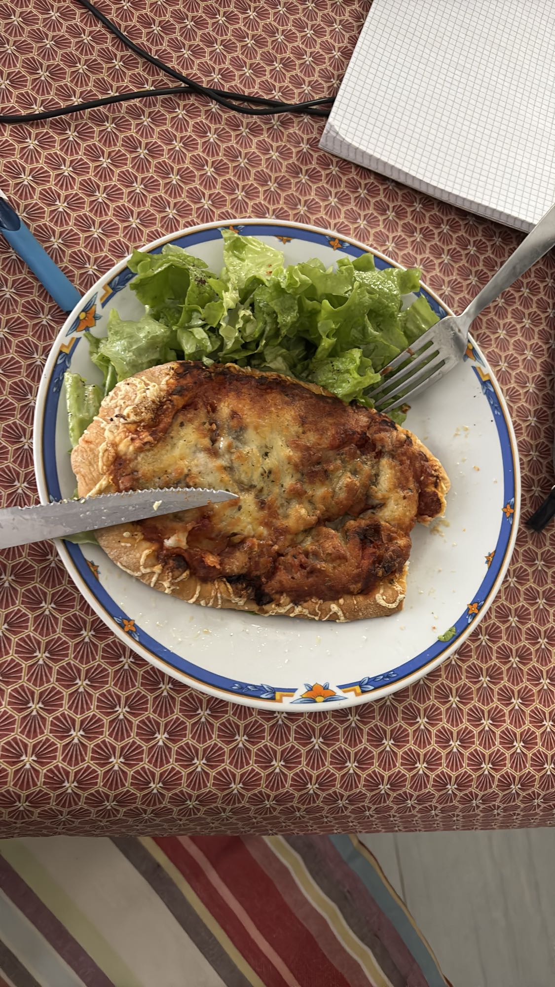 Pizza maison et salade