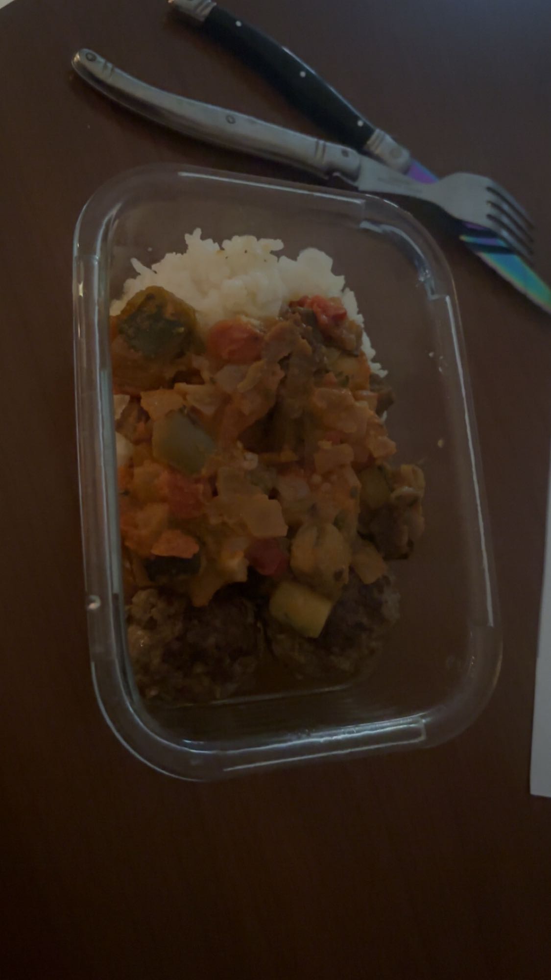 Boulettes, riz et légumes