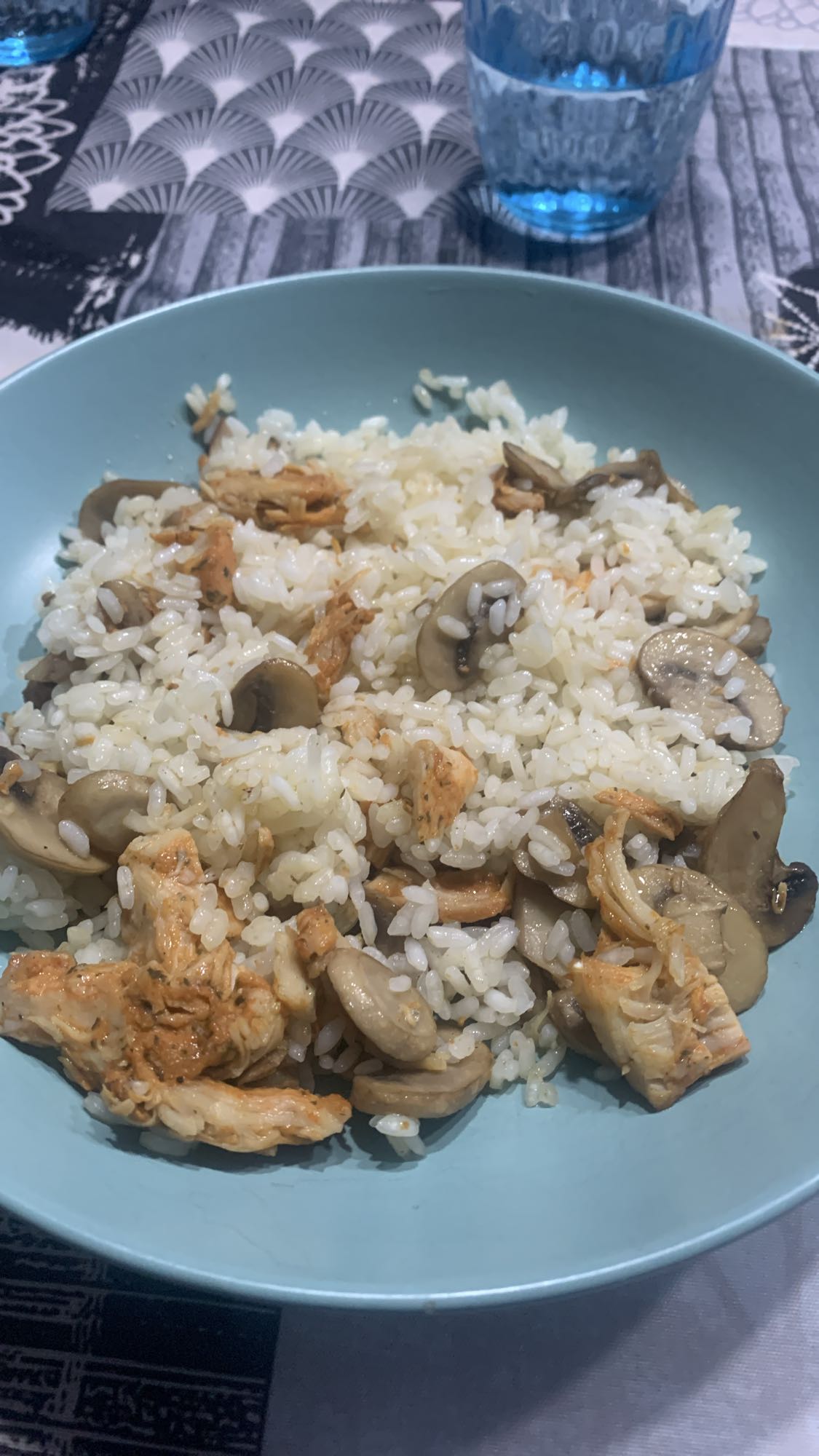 Arroz con pollo y champiñones