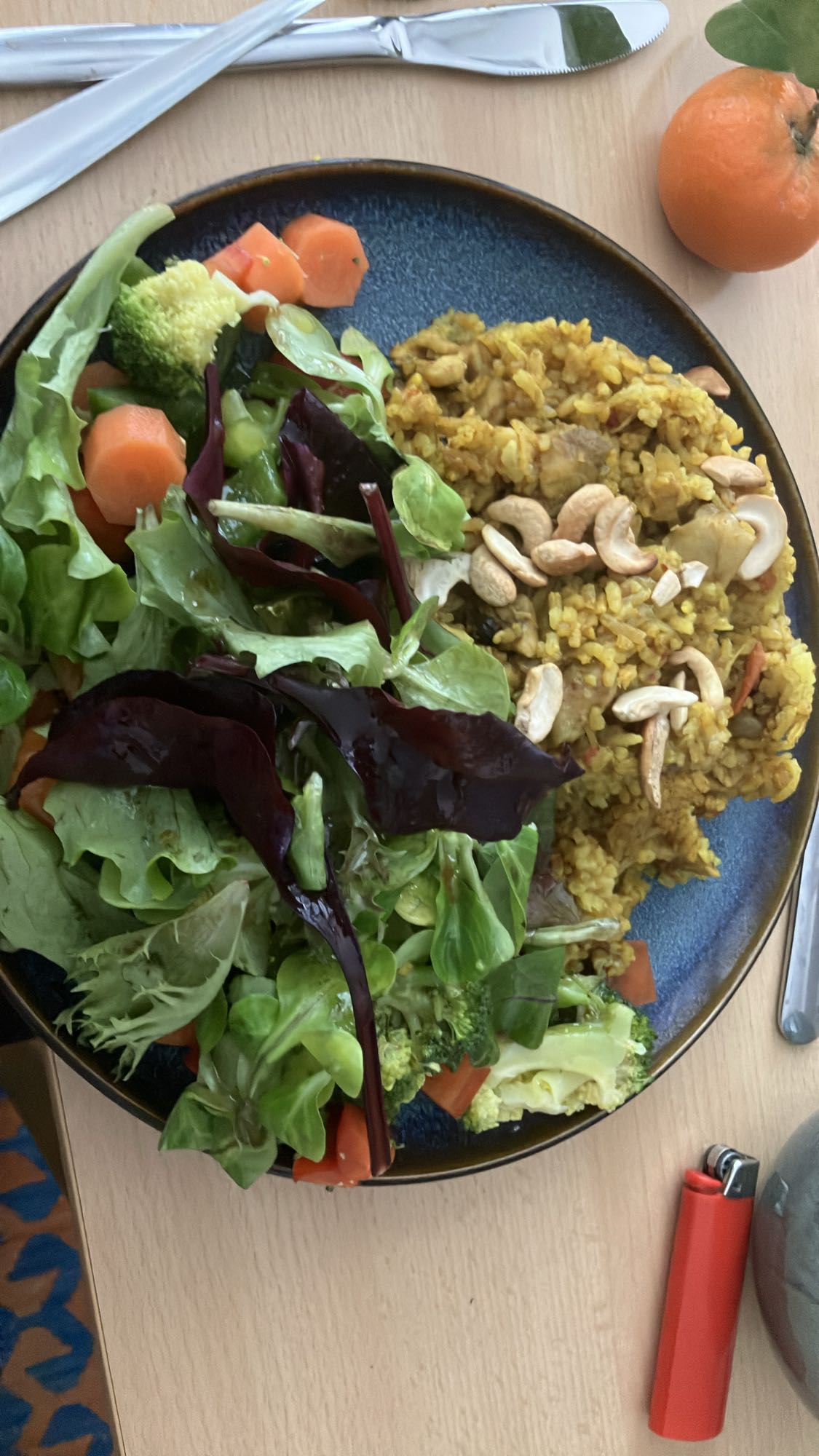 Arroz com frango e salada