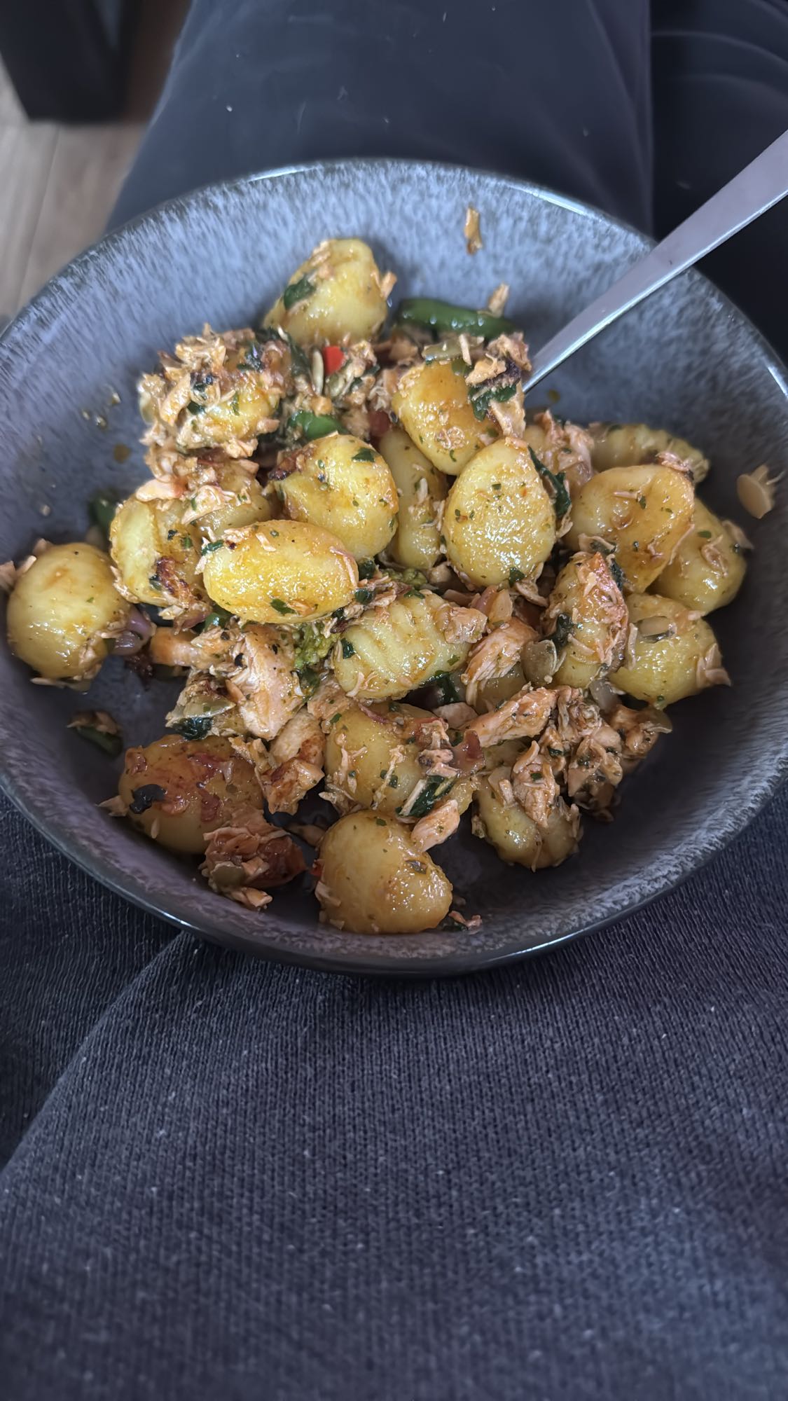 Lachs mit Kürbiskernen, Bohnen, Brokkoli und Mini-Gnocchi
