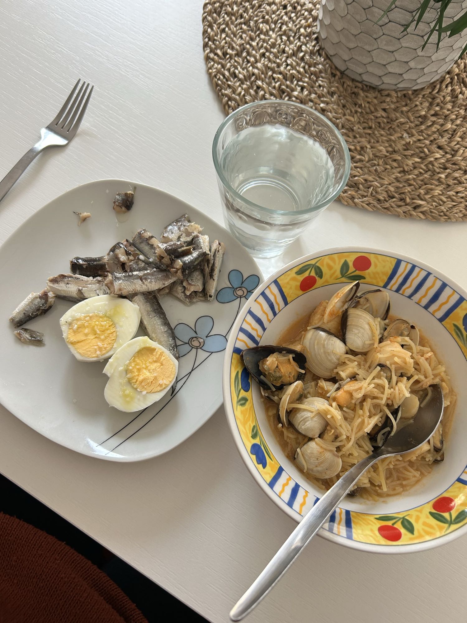 Sopa pescado casero, sardinas en lata con aceite escurrido, u un huevo cocido