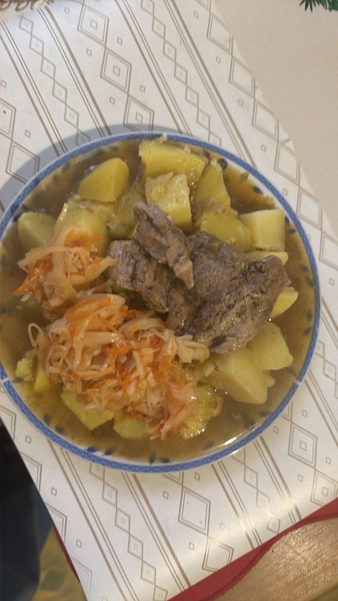 Ziemniaki z mięsem i kapustą