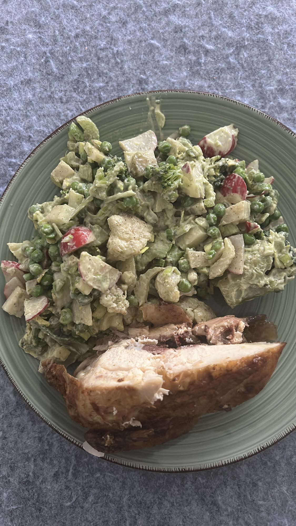 Pollo con ensalada verde