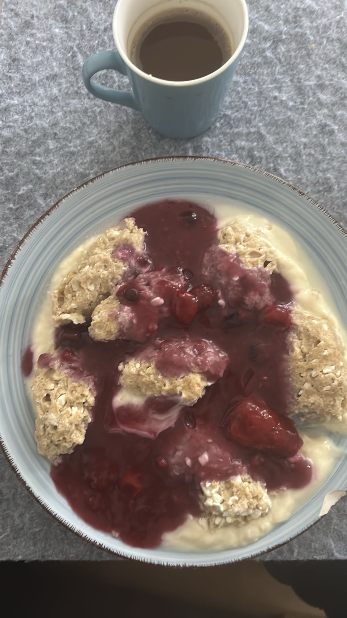 Desayuno con cereales y frutas