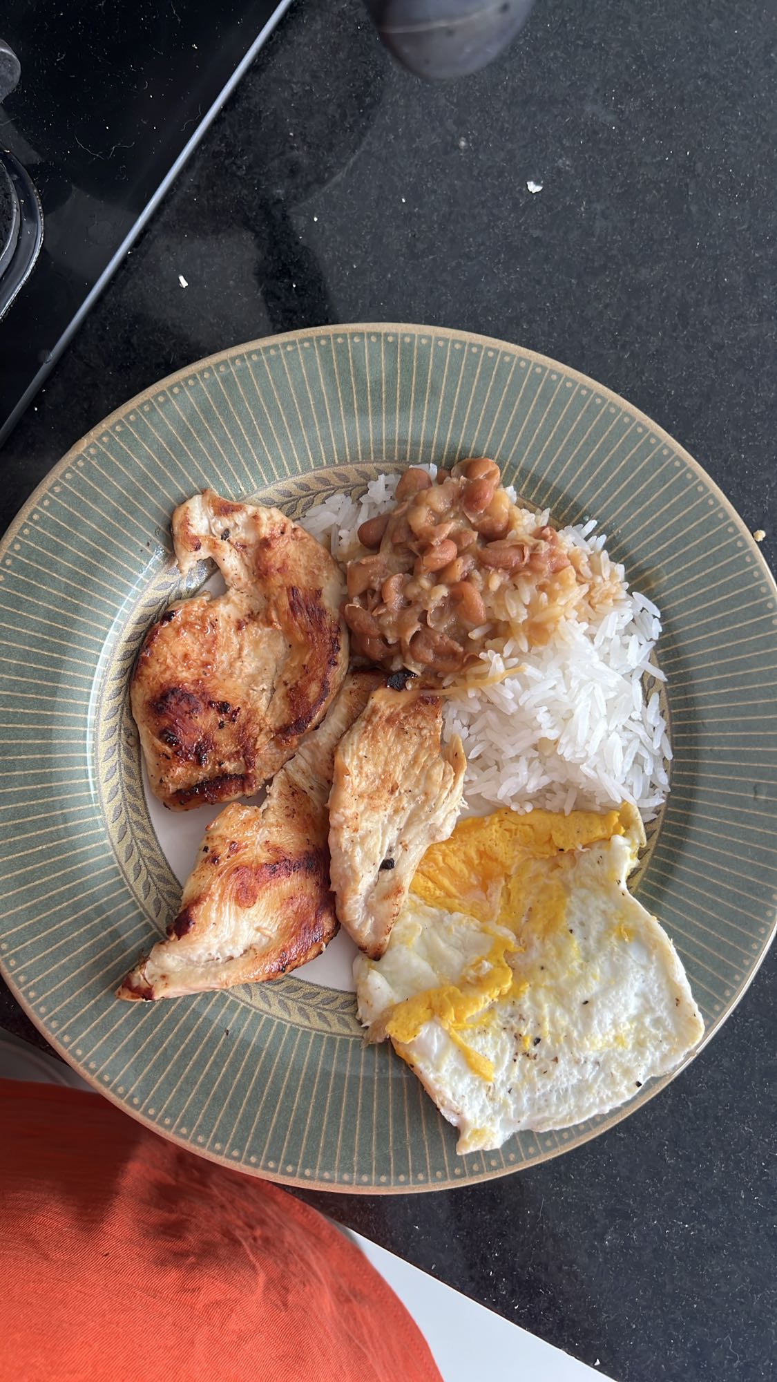 Frango, arroz, feijão e ovo