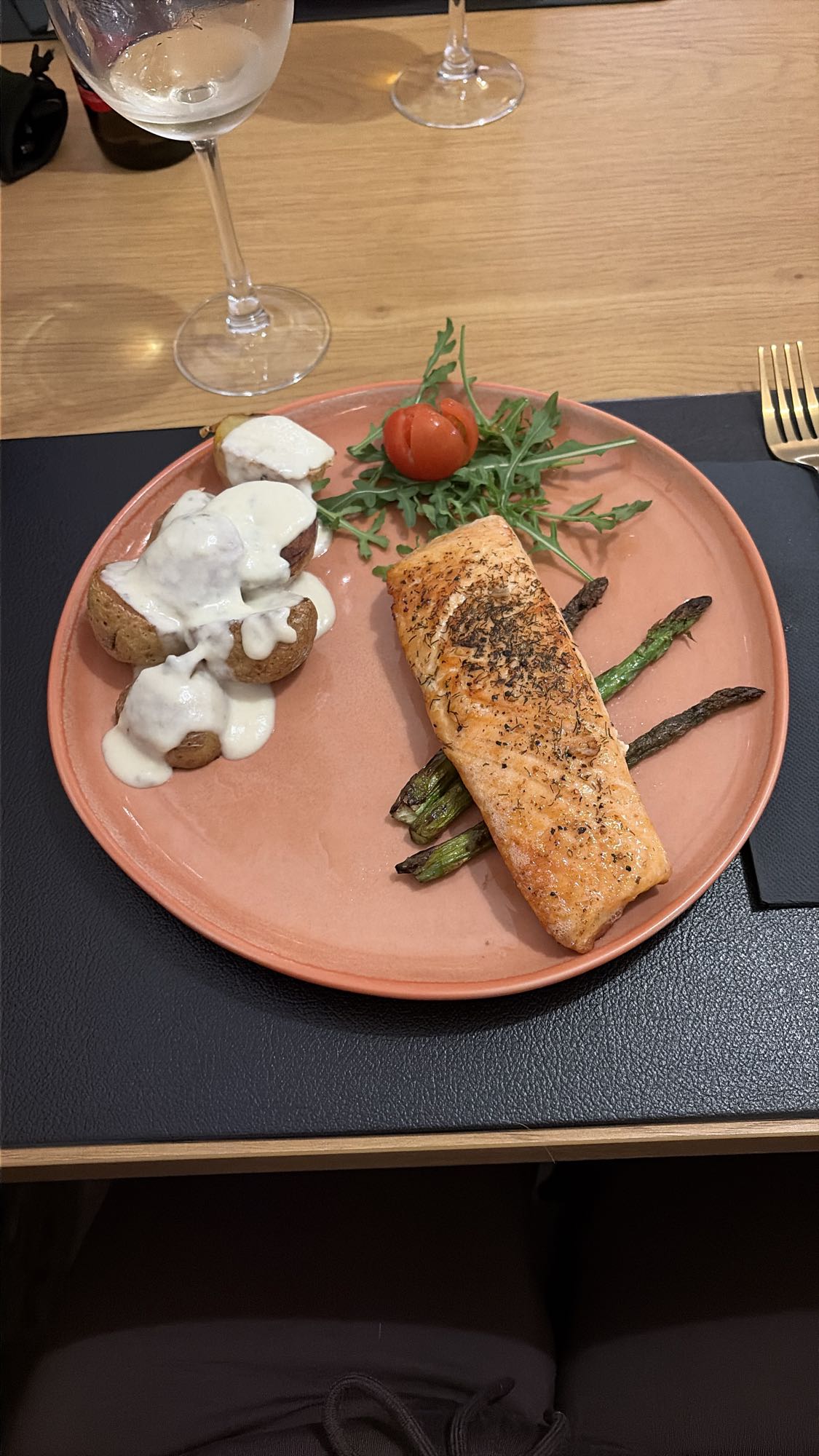 Salmón con papas y verduras