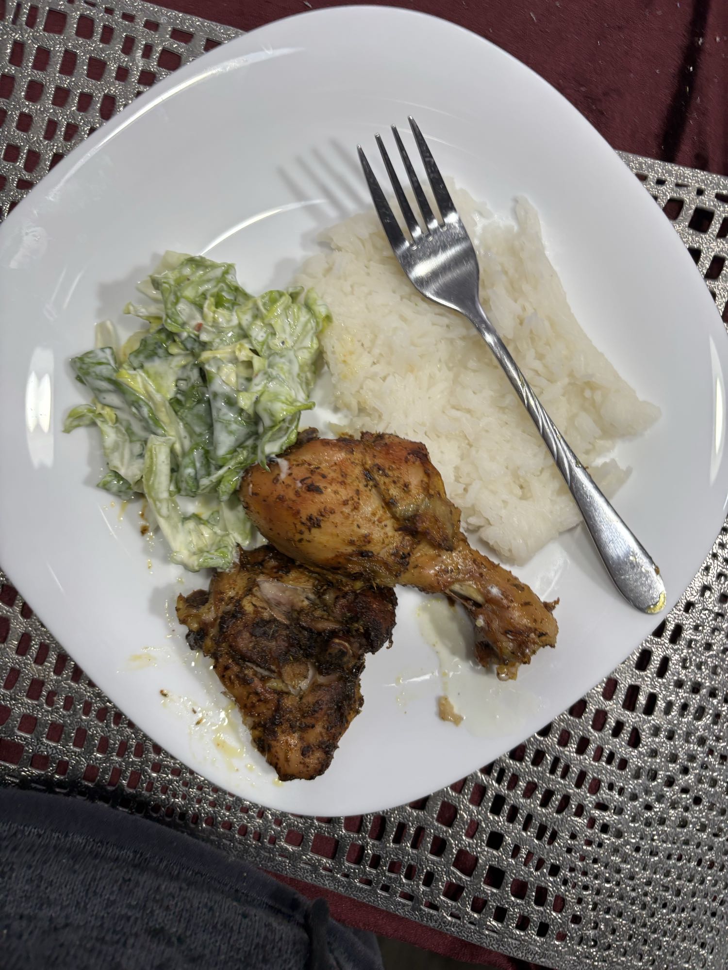 Kurczak z ryżem i sałatą