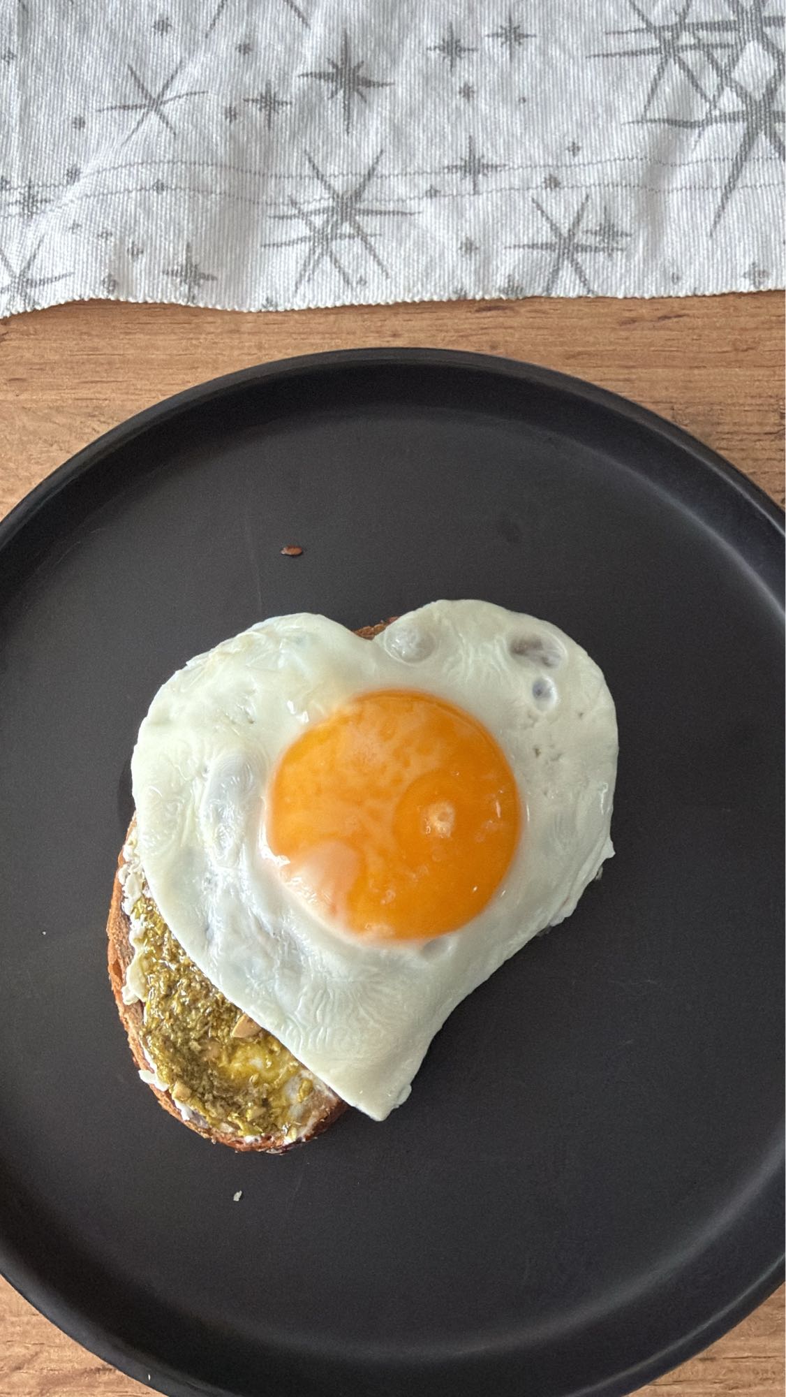 Toast cu ou și pesto
