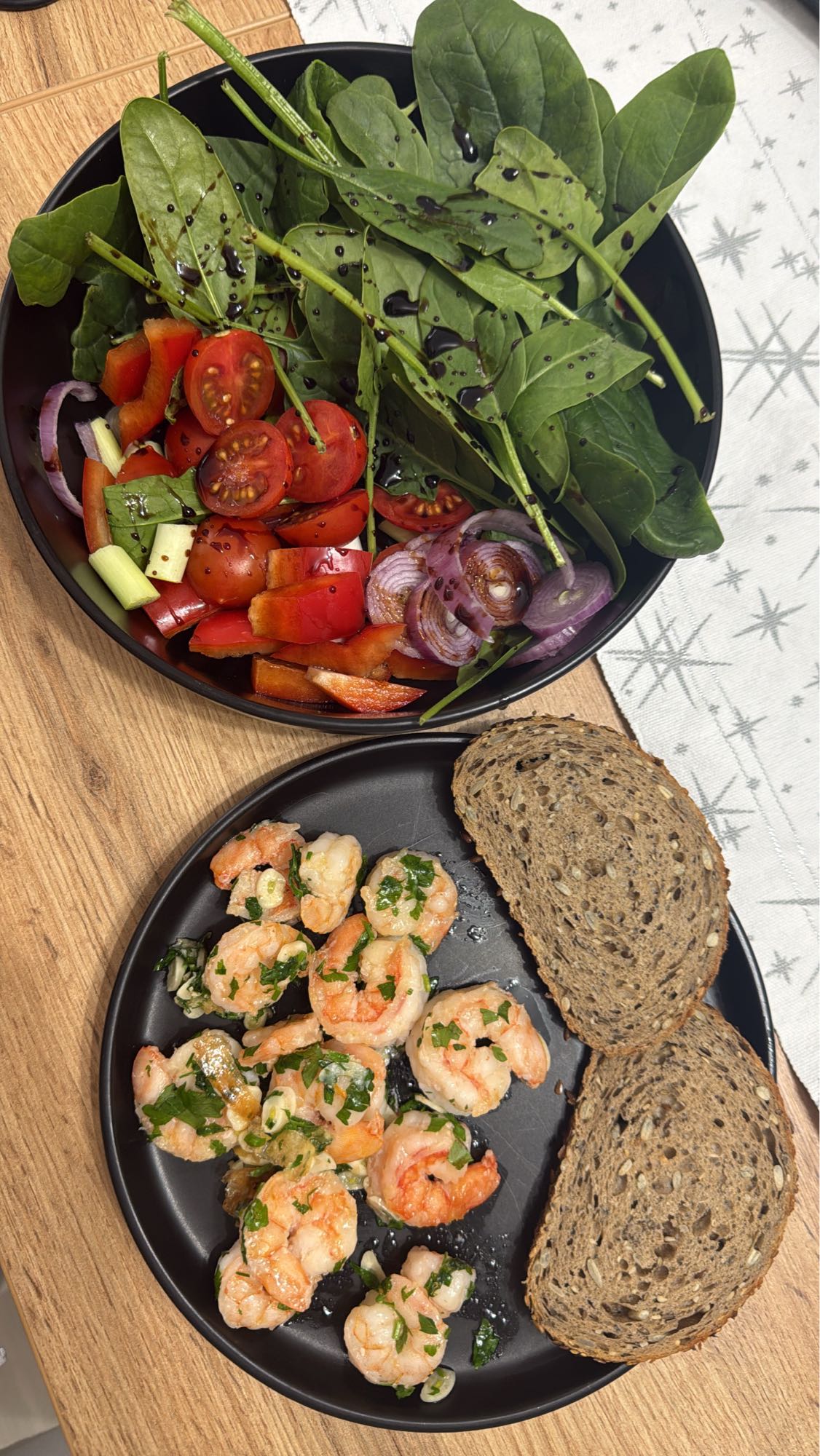 Creveți cu salată și pâine