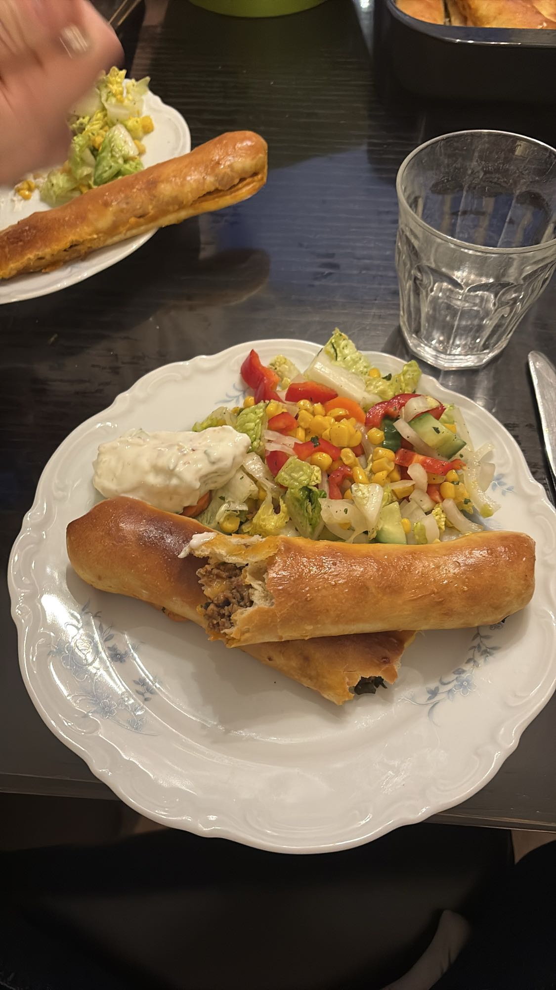 Fylld brödrulle med sallad