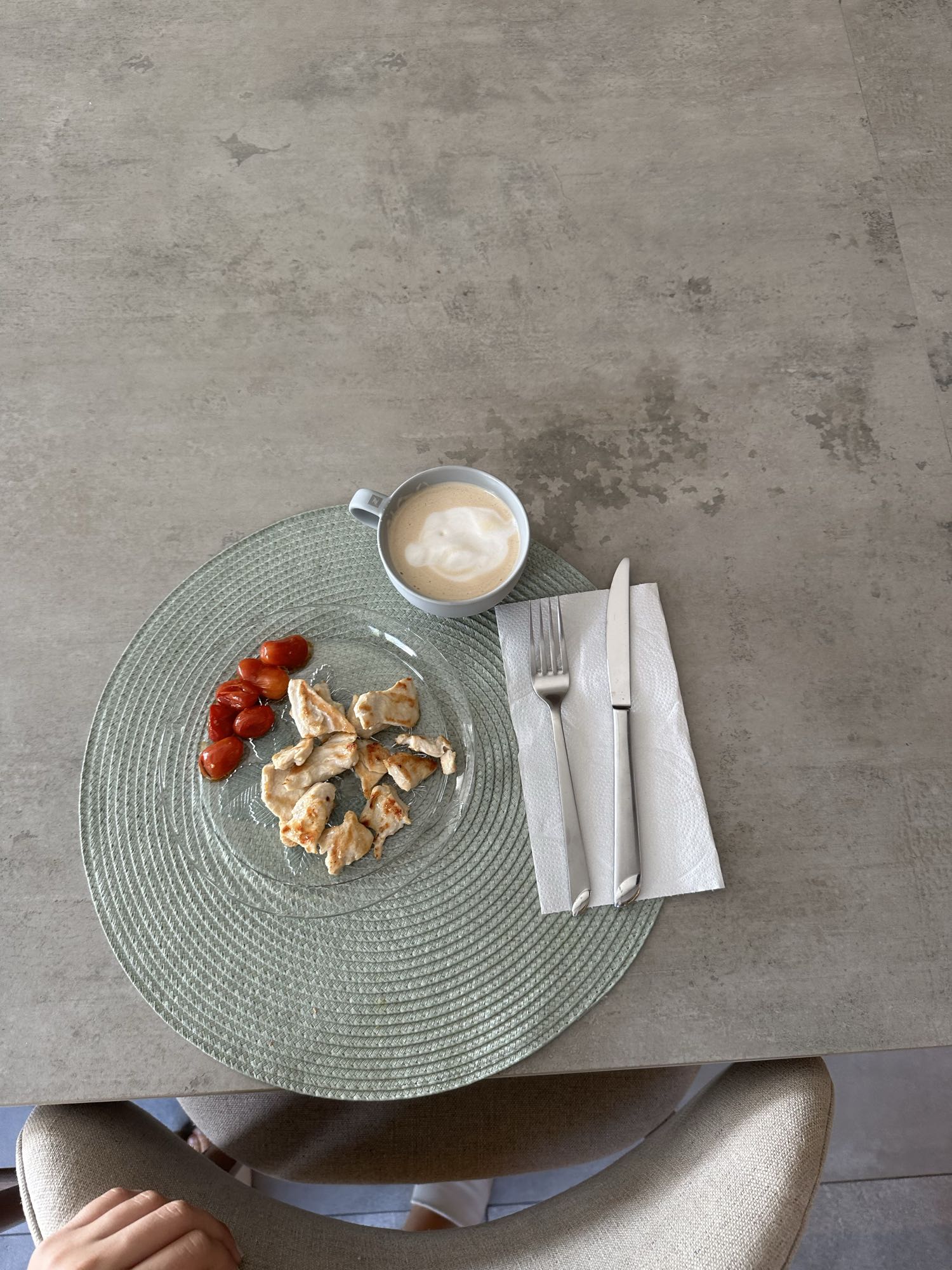 Pollo con tomates y café