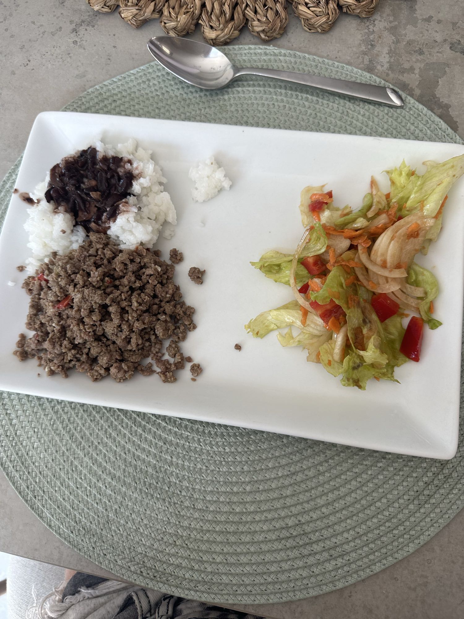 Arroz, carne y ensalada